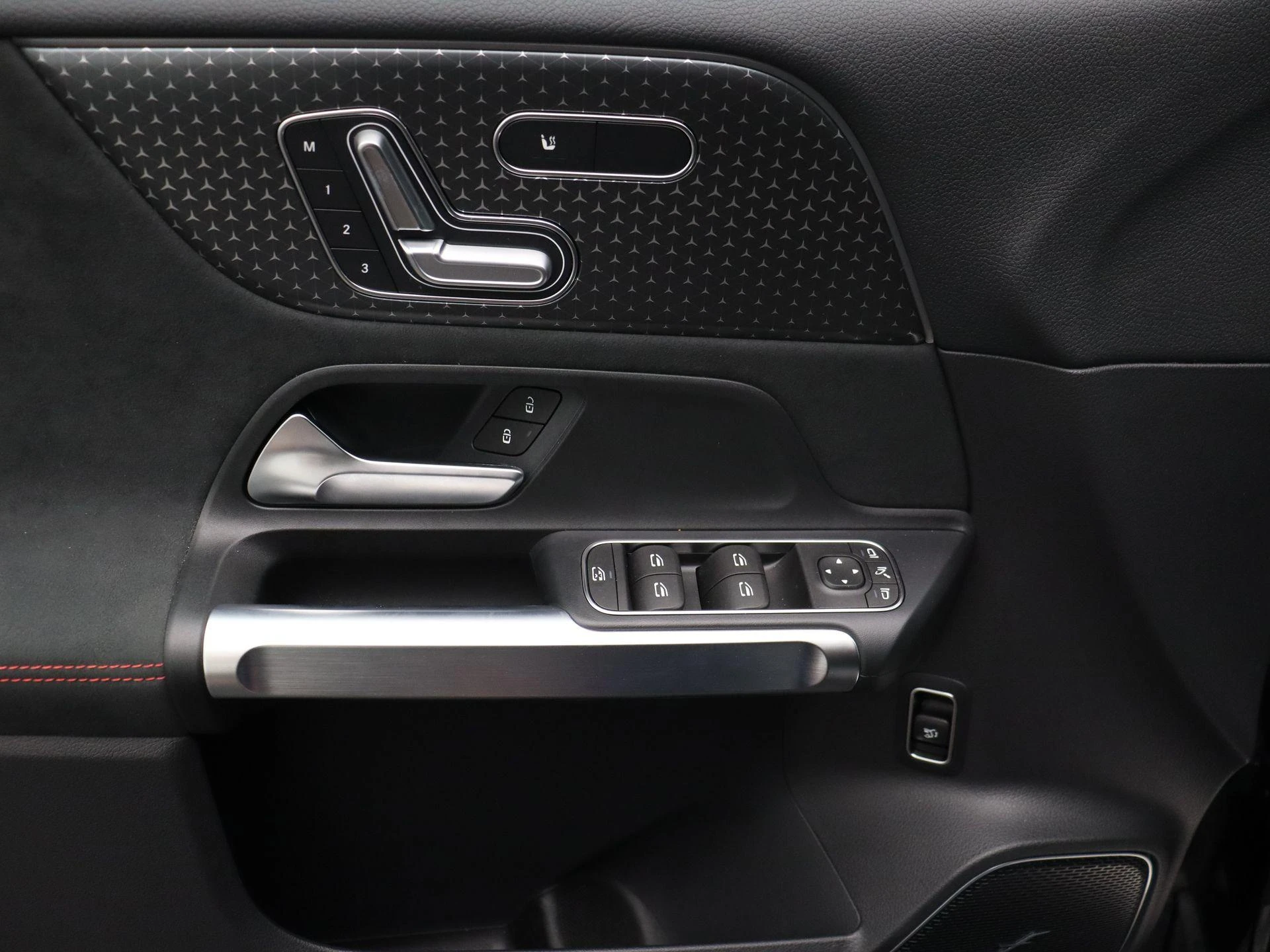 Mercedes-Benz-EQB-image-7