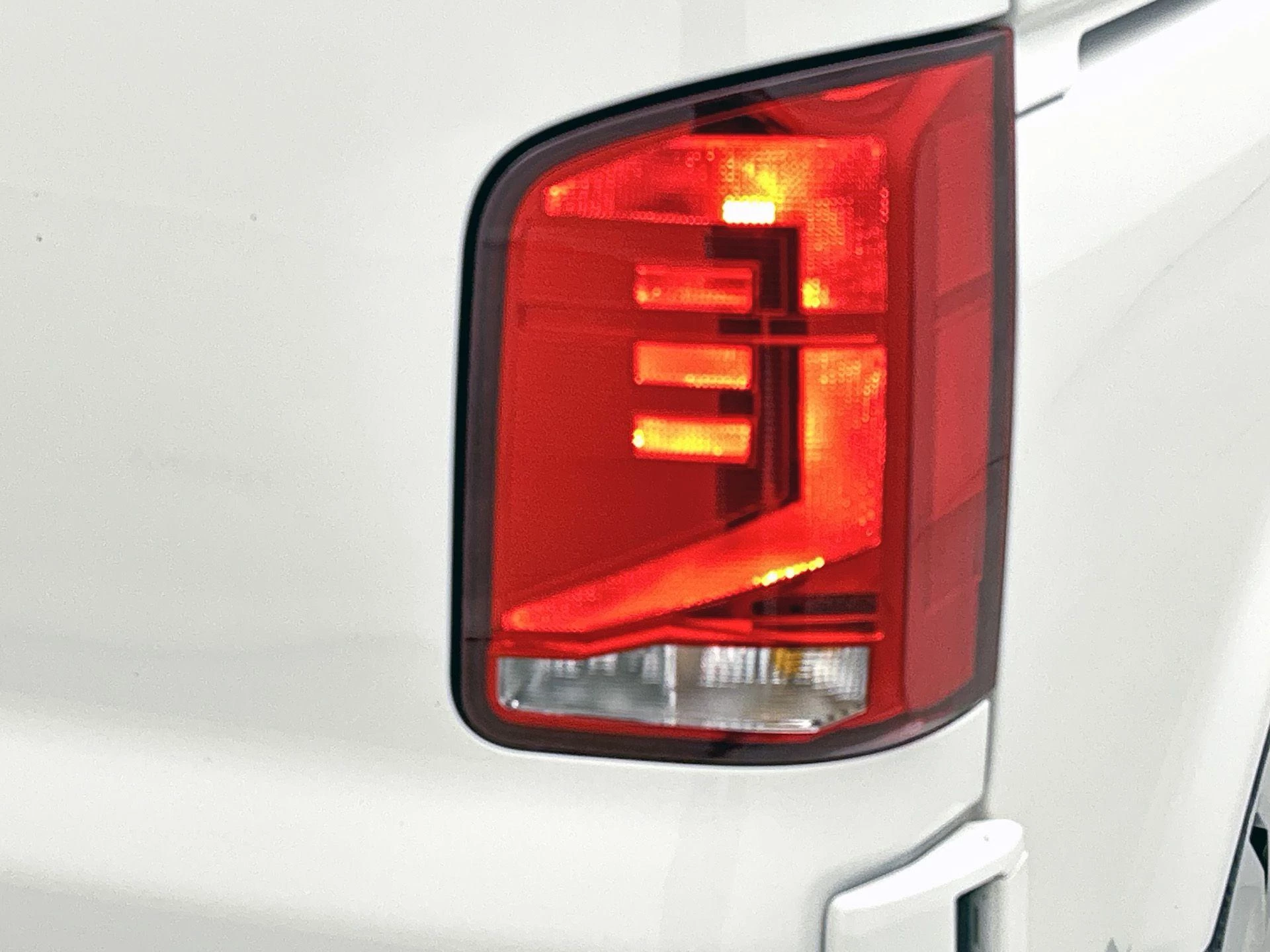 Volkswagen-Transporter-image-18