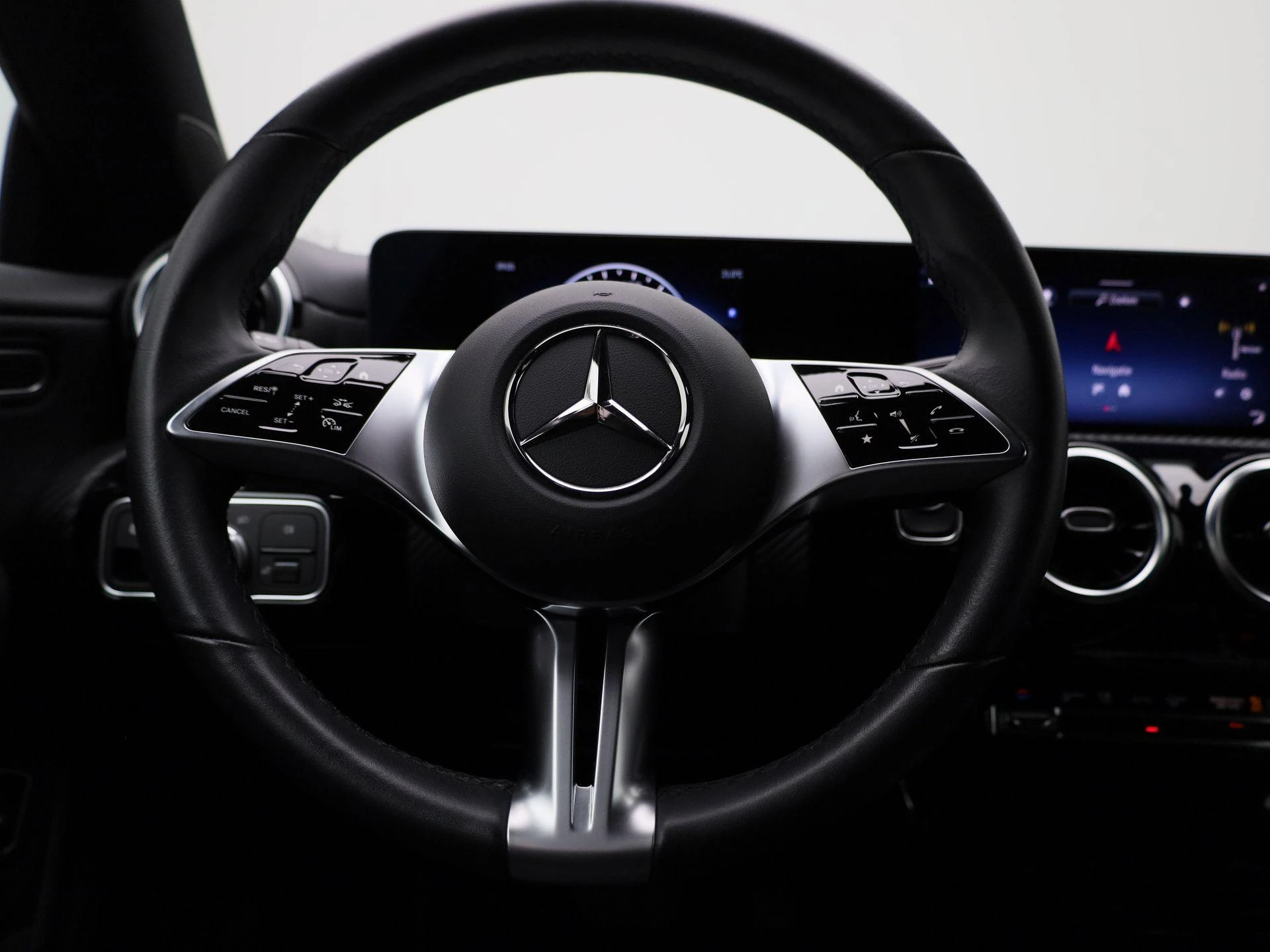 Mercedes-Benz-CLA-image-6