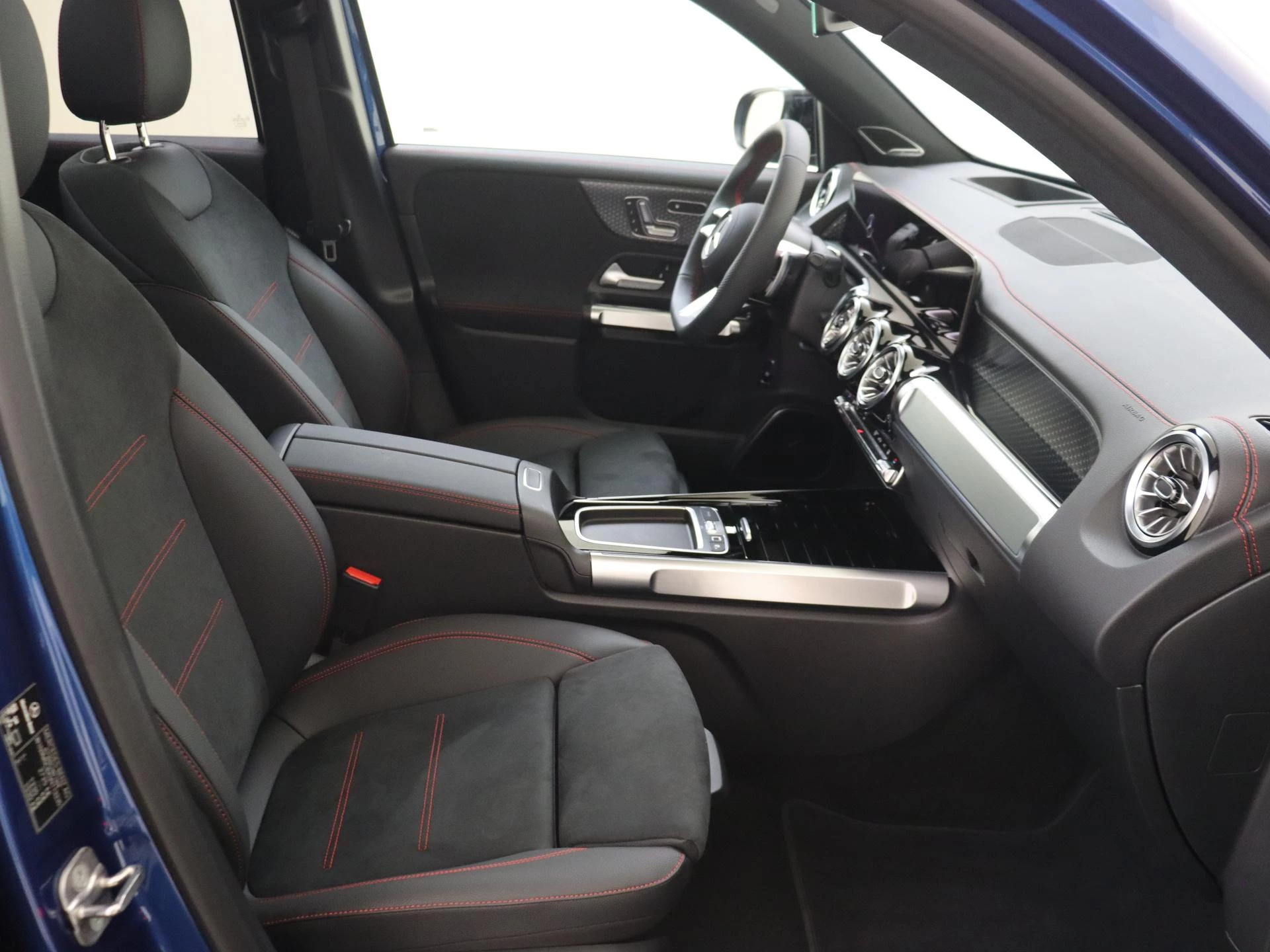 Mercedes-Benz-EQB-image-4