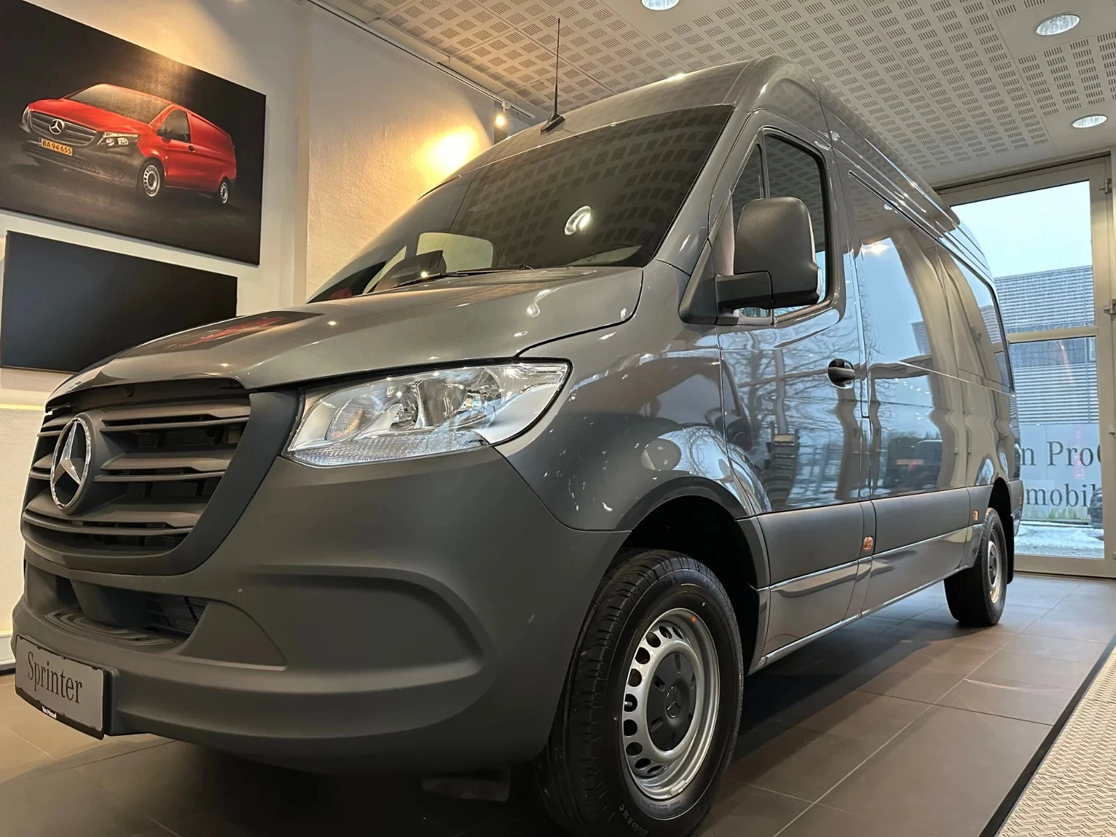 Mercedes-Benz-Sprinter-image-0