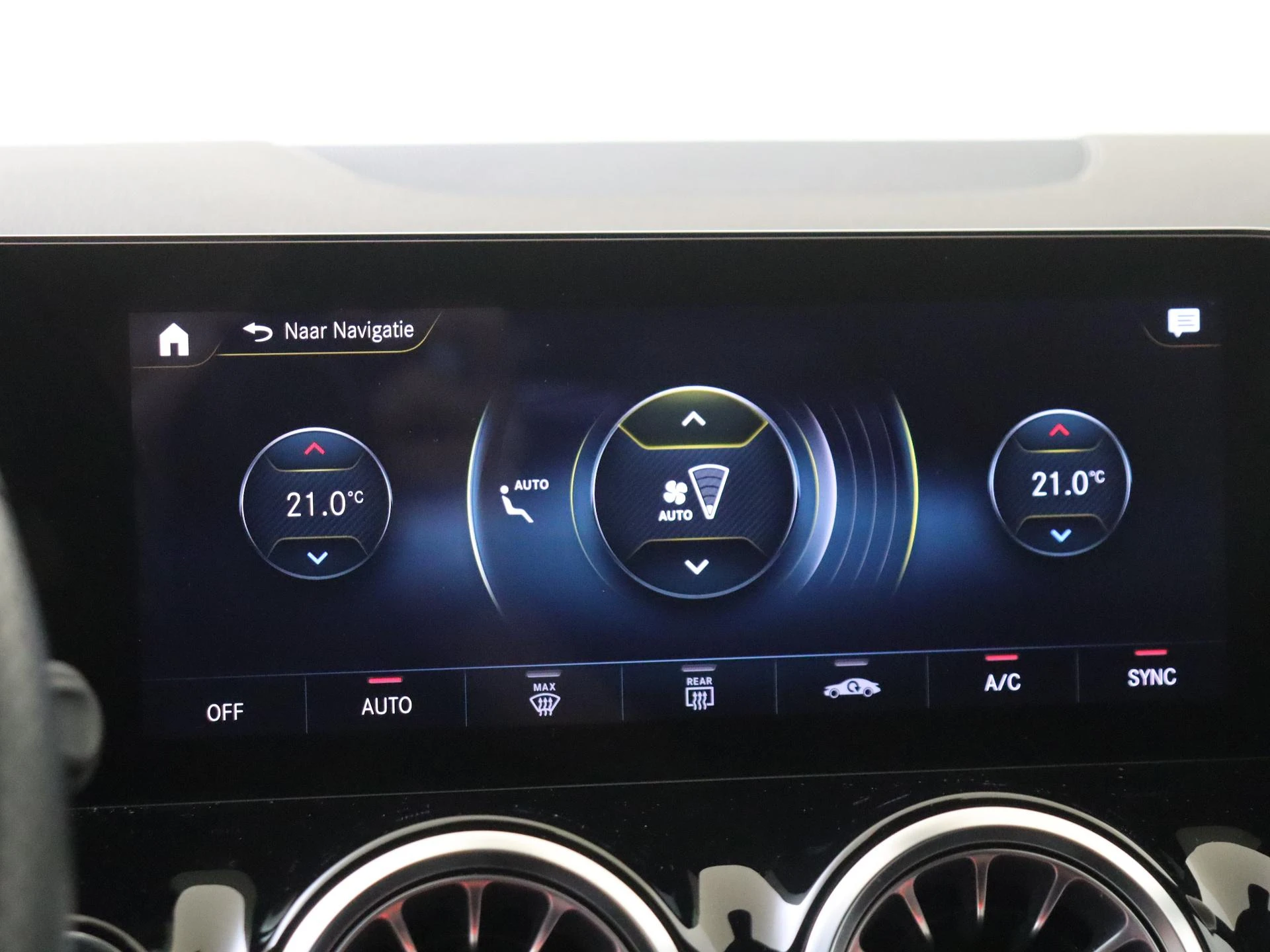 Mercedes-Benz-GLA-image-17