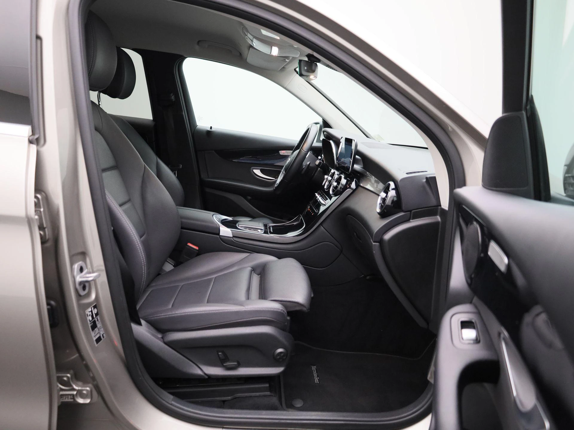 Mercedes-Benz-GLC-image-34