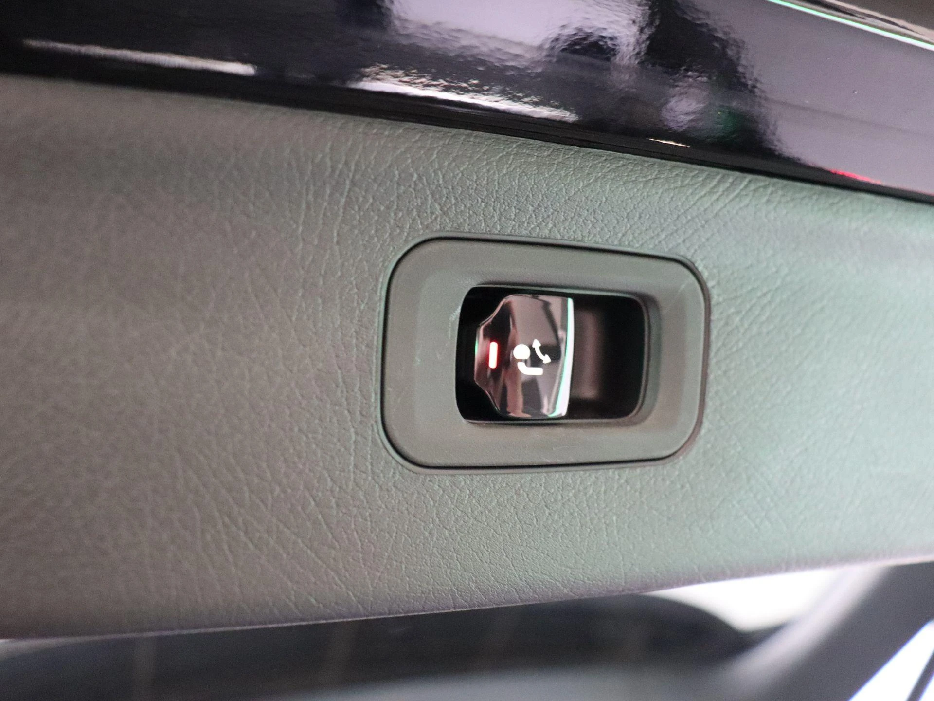 Mercedes-Benz-EQS-image-32