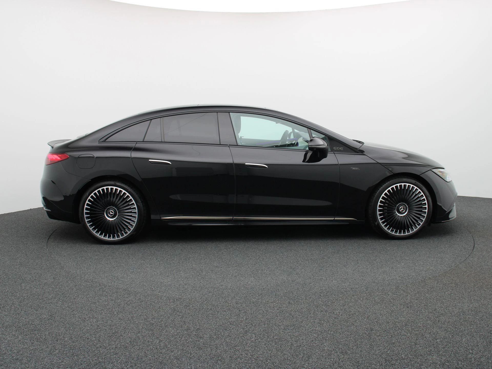 Mercedes-Benz-EQE-image-5