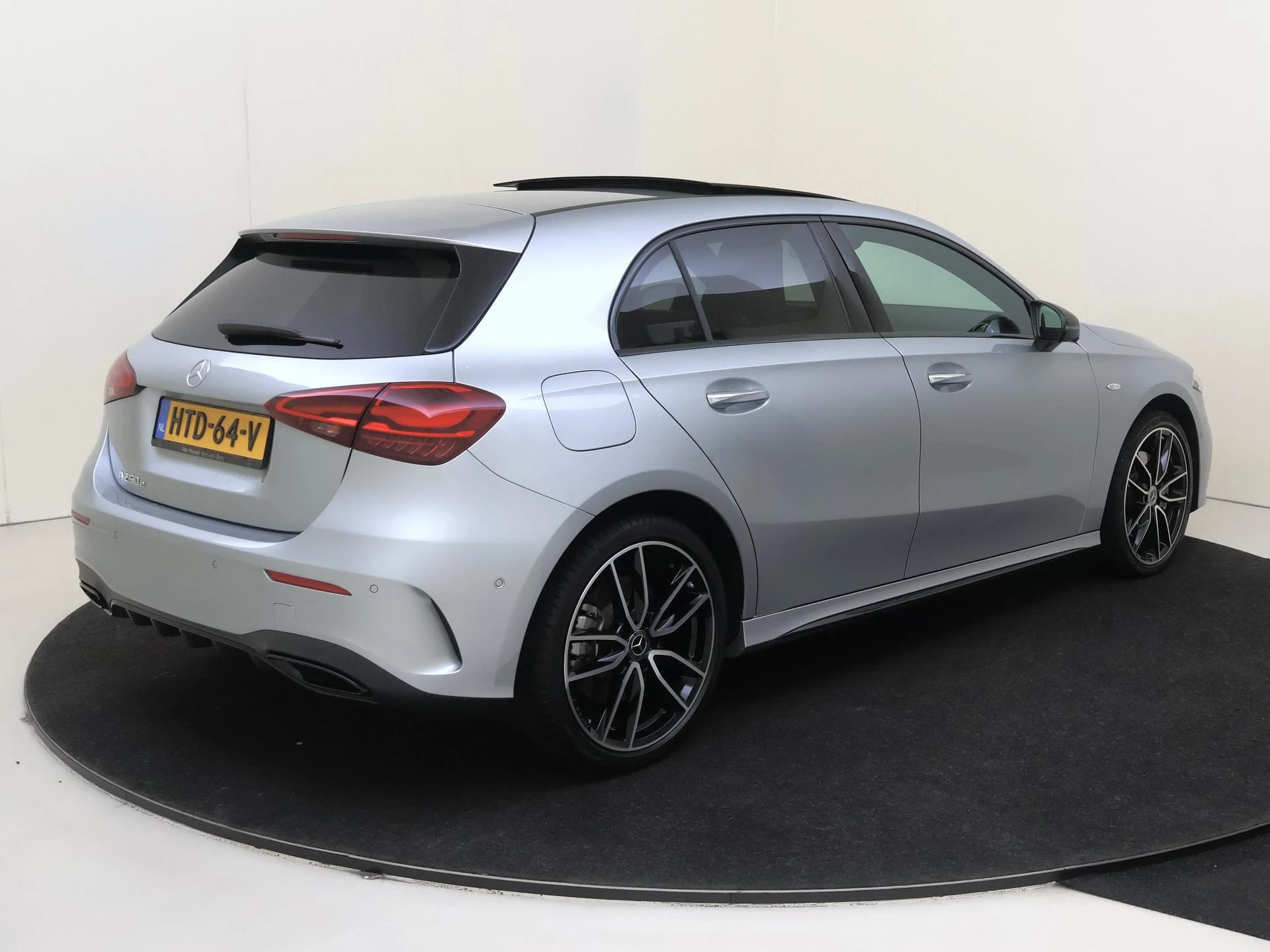 Mercedes-Benz-A-Klasse-image-1