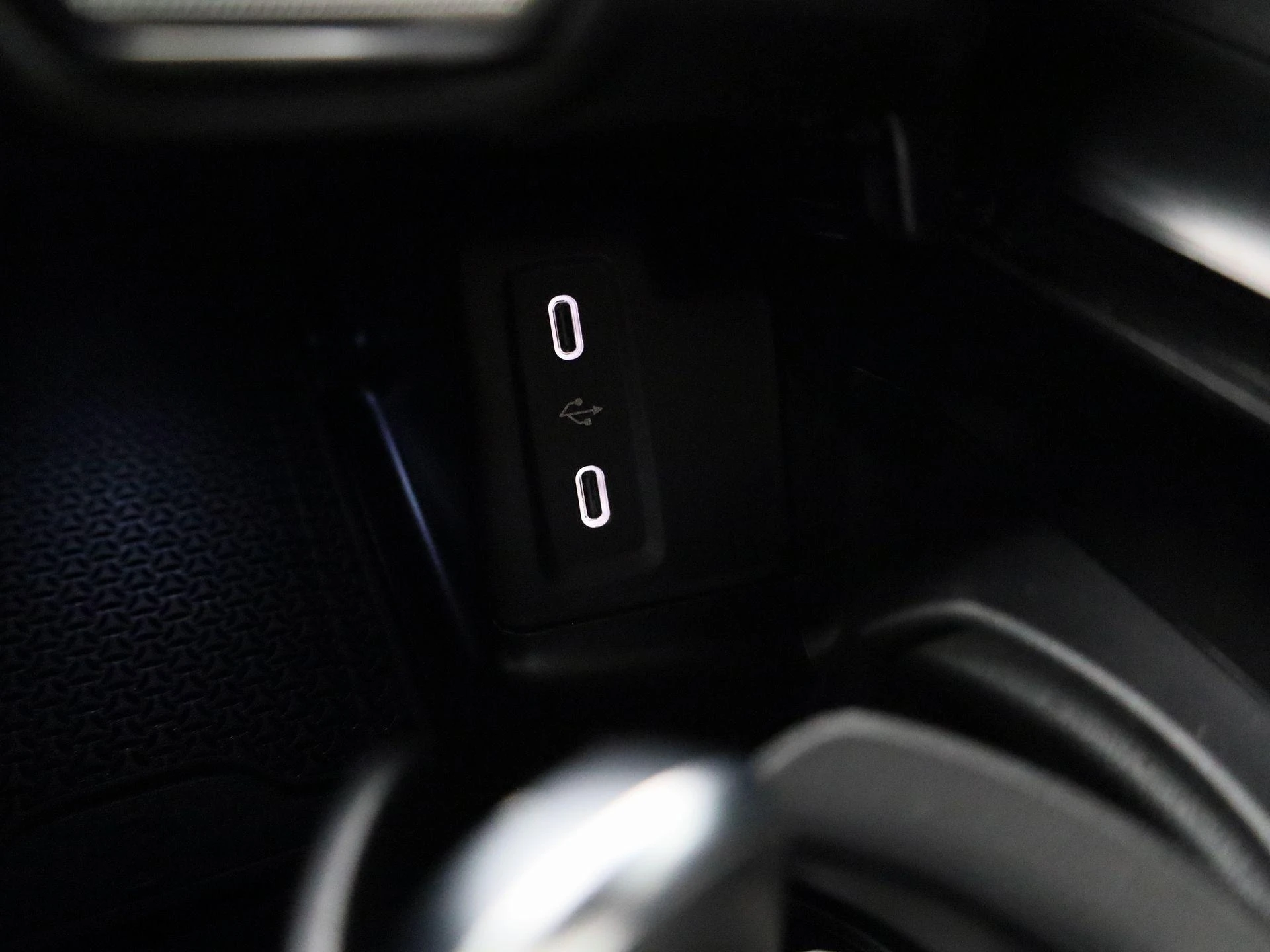Mercedes-Benz-GLC-image-24