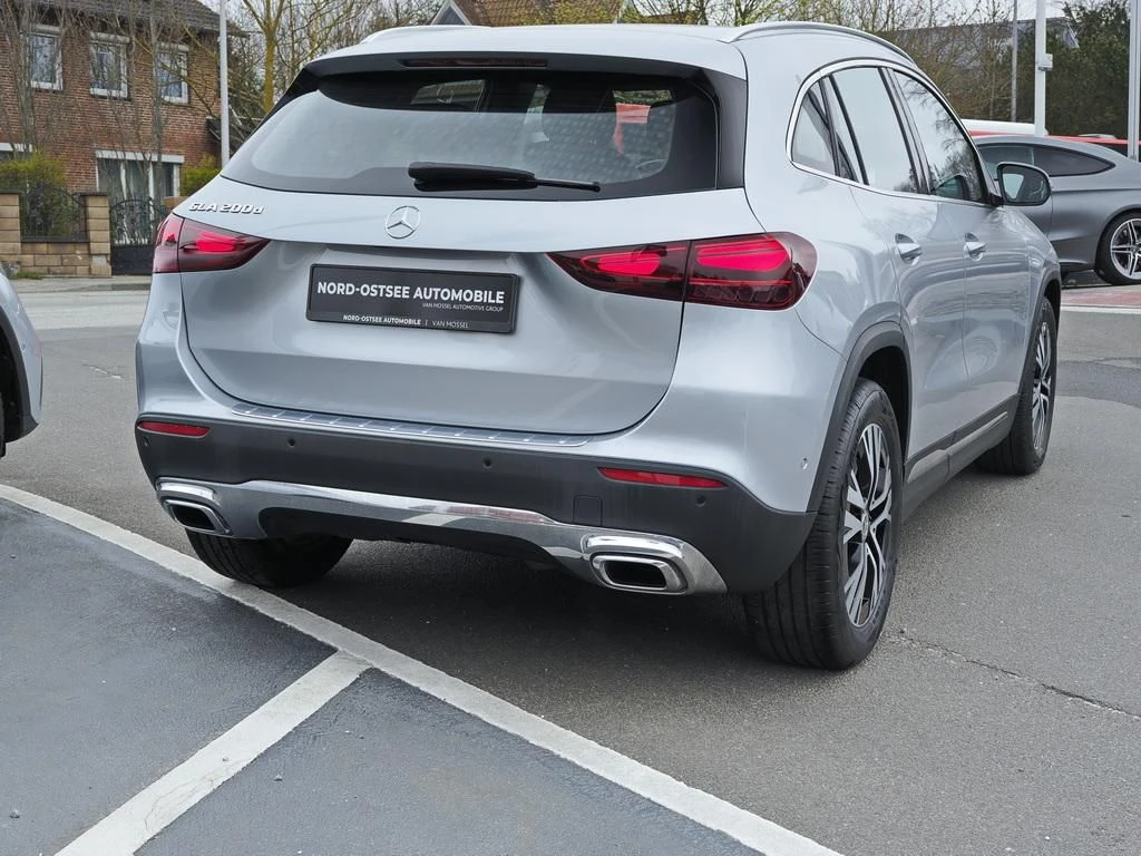 Mercedes-Benz-GLA 200 d-image-4