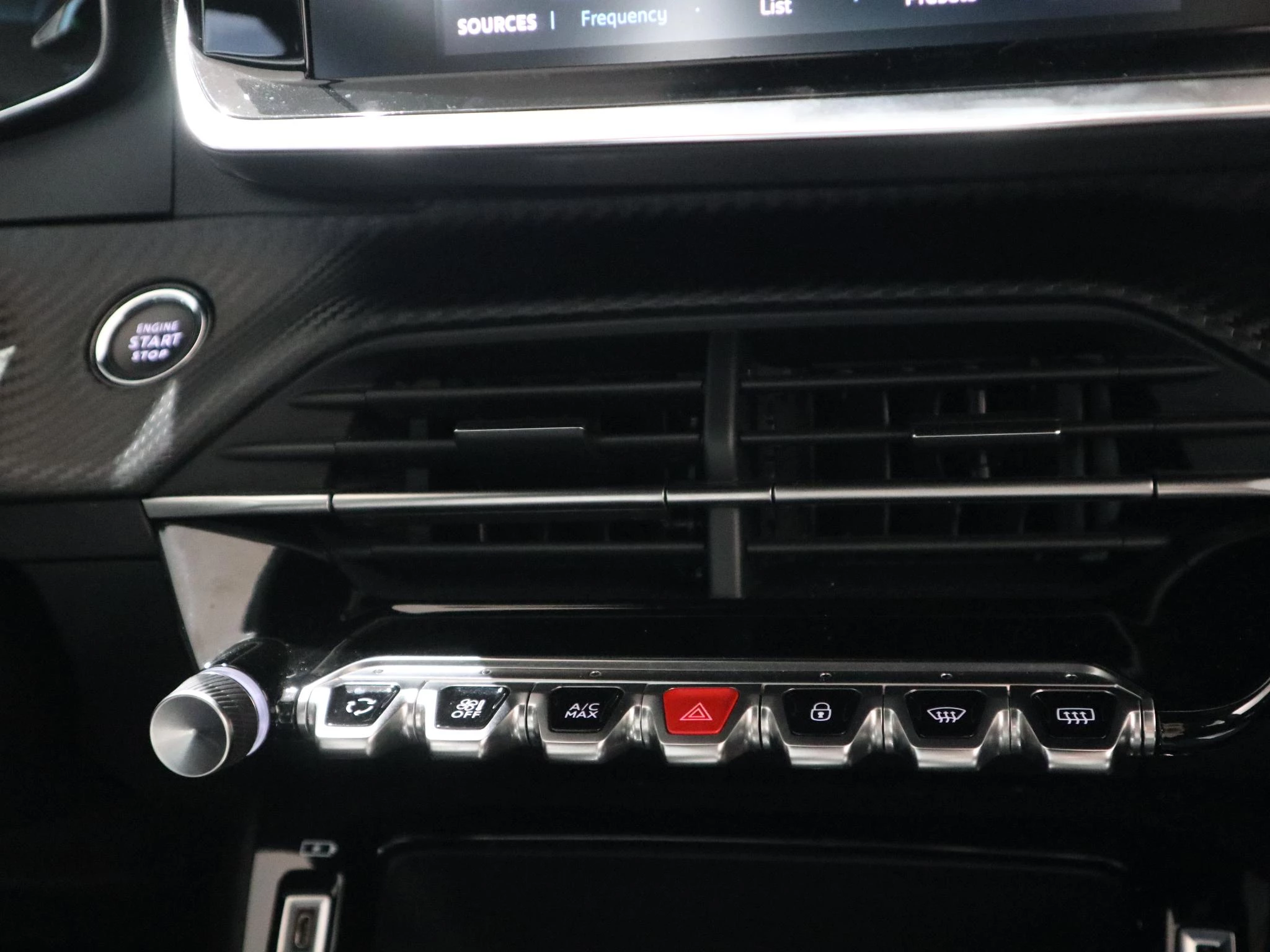 Peugeot-e-2008-image-13