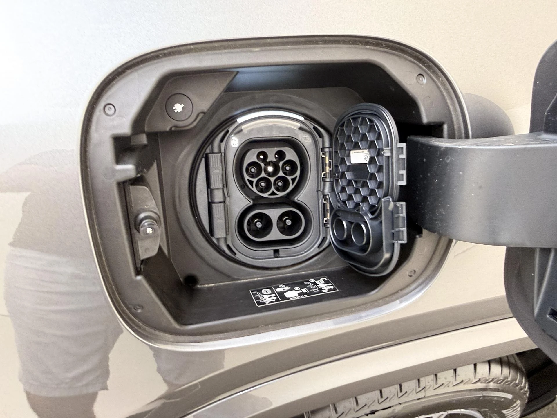 Mercedes-Benz-EQA-image-32