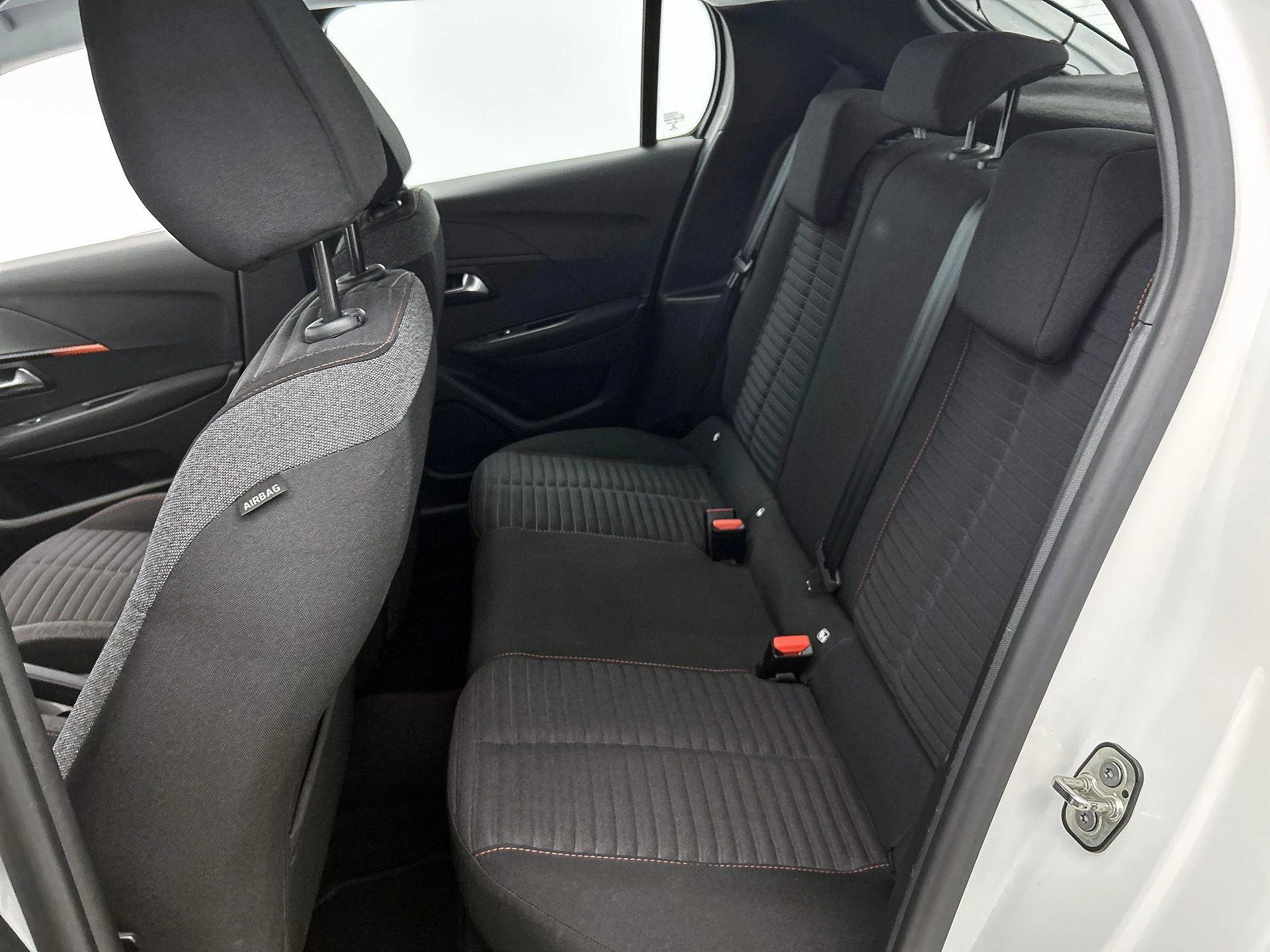 Peugeot-208-image-25