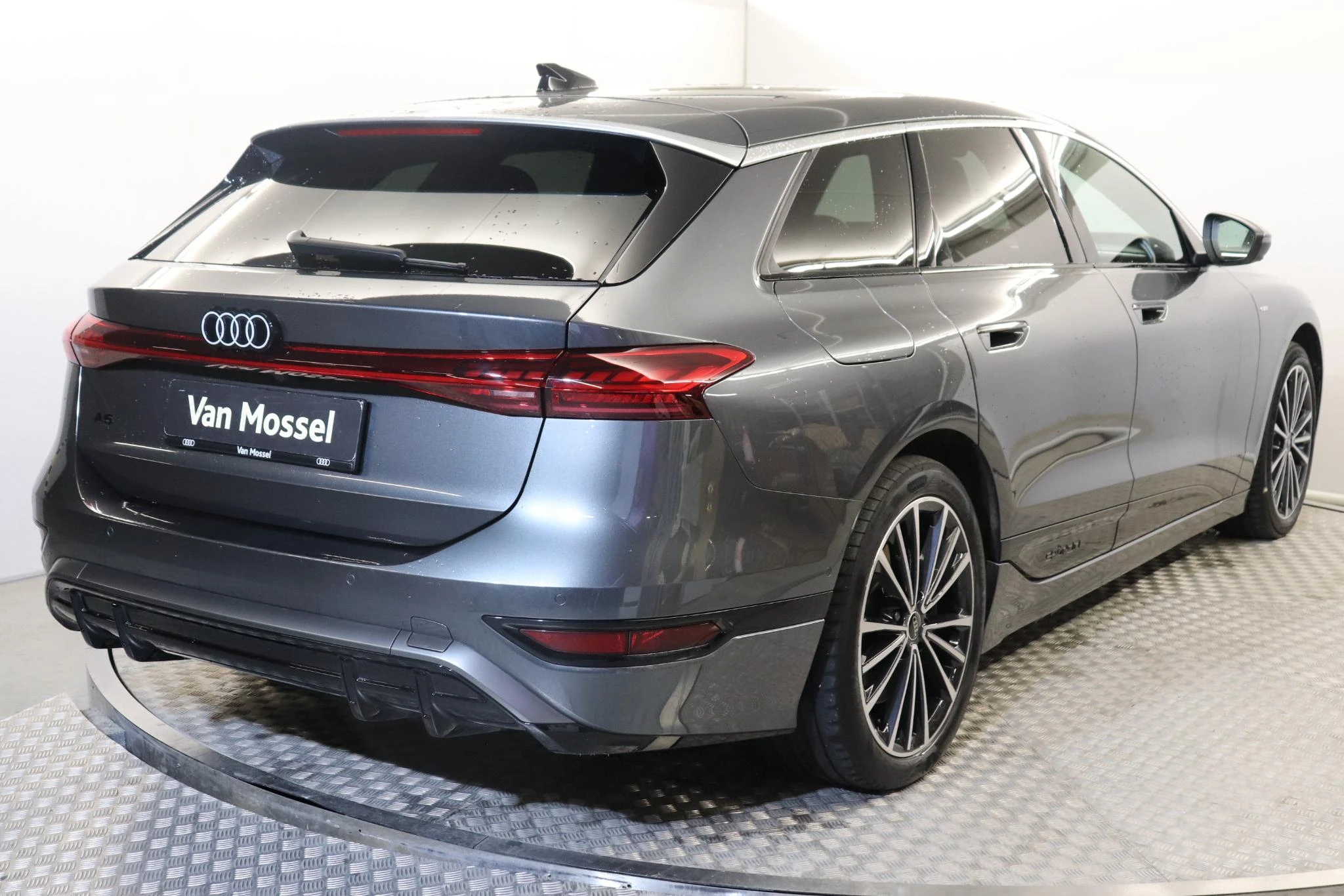 Audi-A6 Avant e-tron-image-4