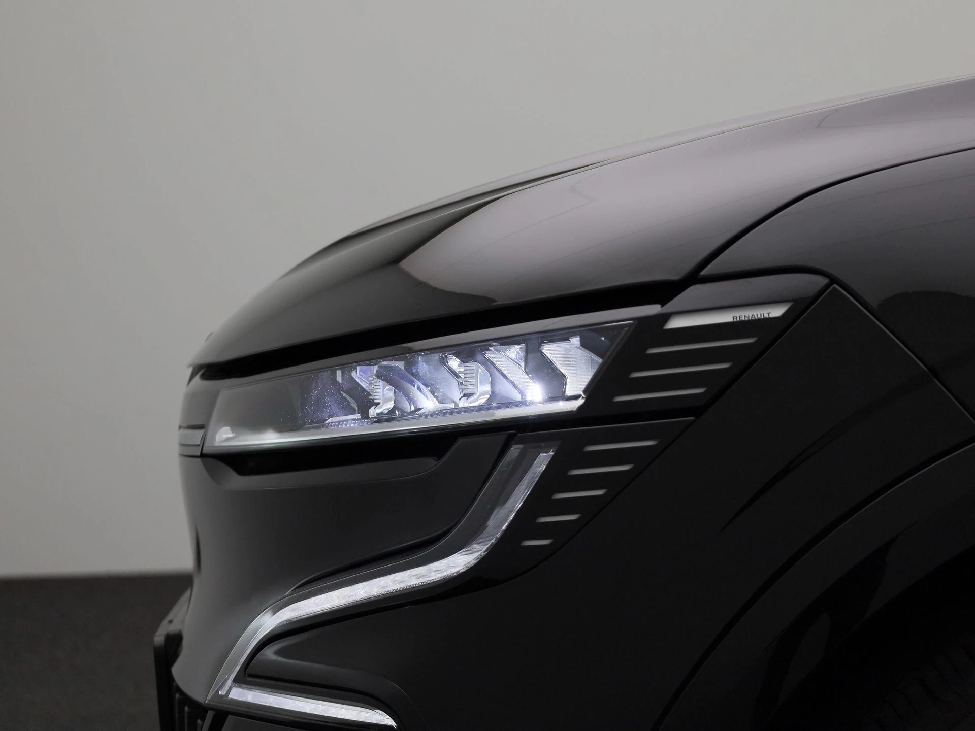 Renault-Megane E-Tech-image-13