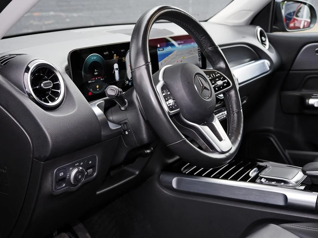 Mercedes-Benz-GLB 200 d-image-9