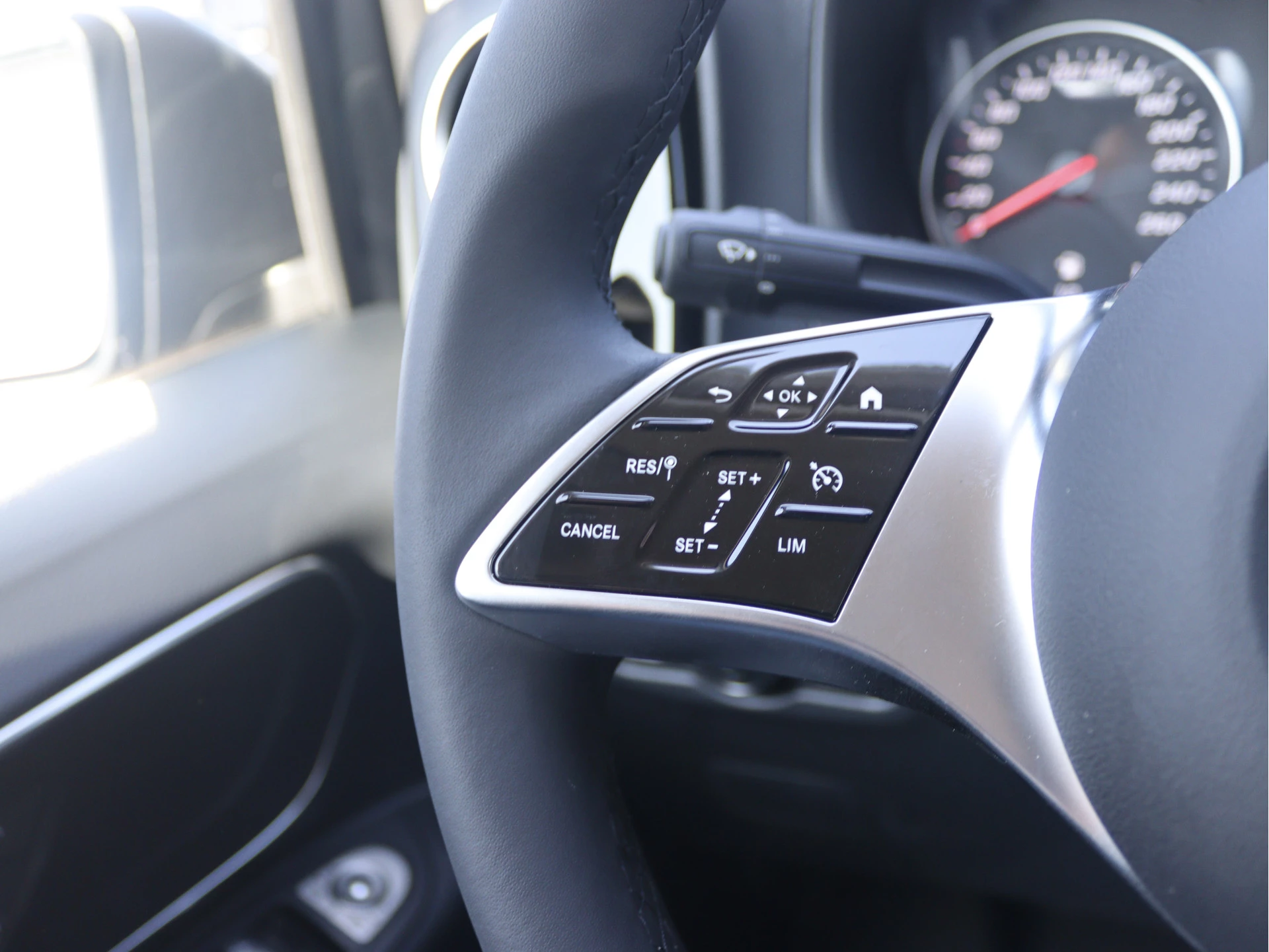 Mercedes-Benz-Vito-image-7