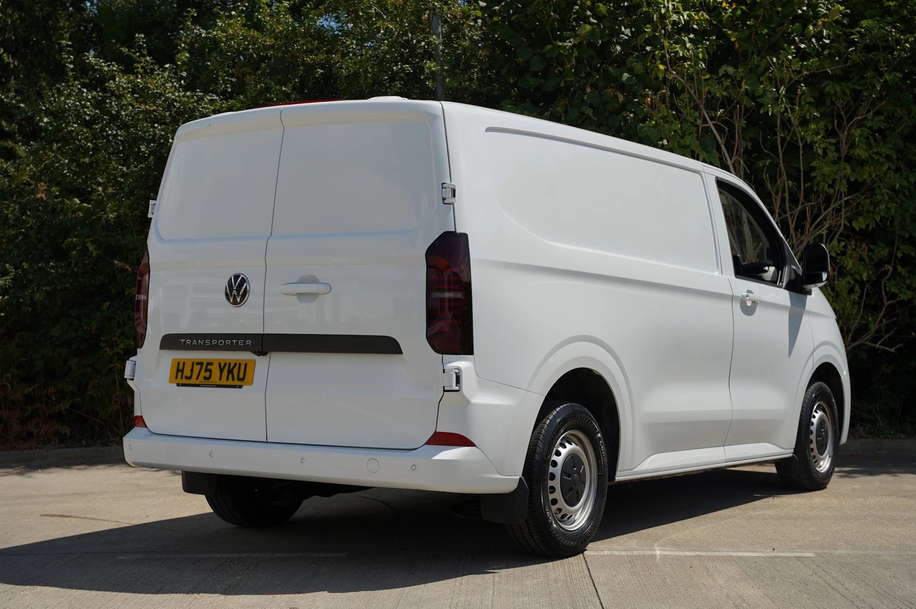Volkswagen-Transporter-image-11