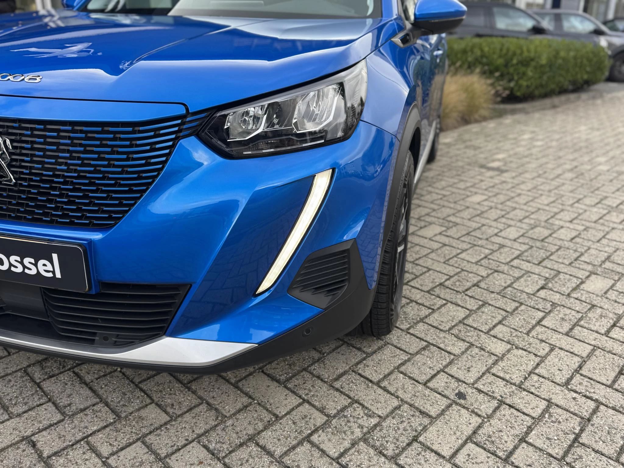 Peugeot-e-2008-image-7