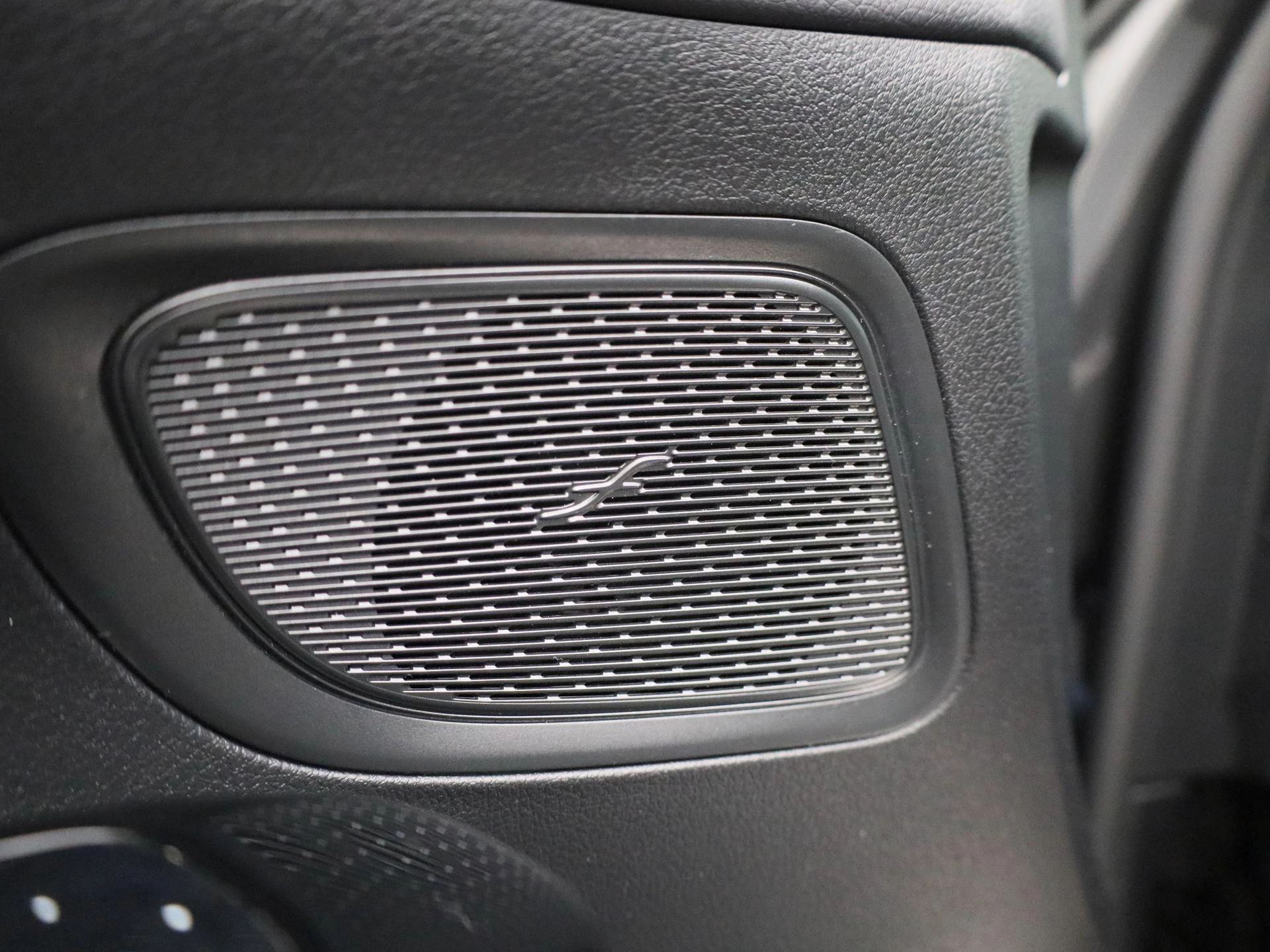 Mercedes-Benz-C-Klasse-image-30