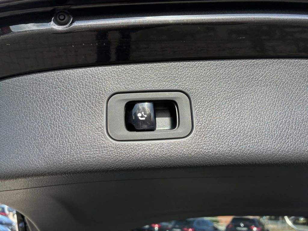 Mercedes-Benz-GLC 300 d-image-18