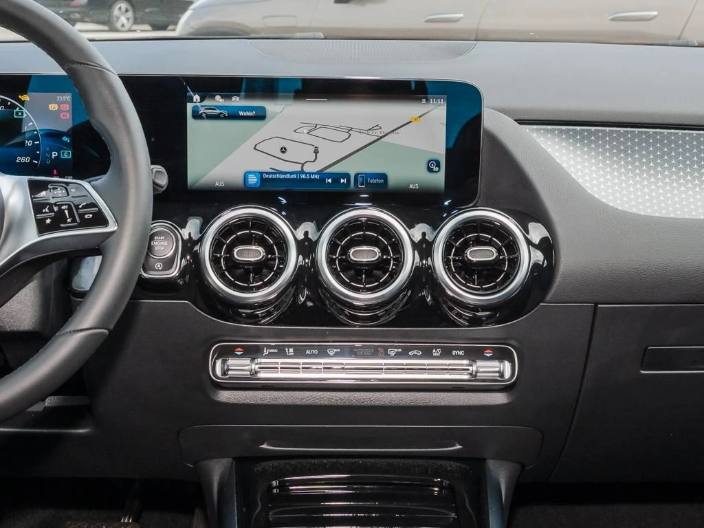 Mercedes-Benz-GLA 200 d-image-10