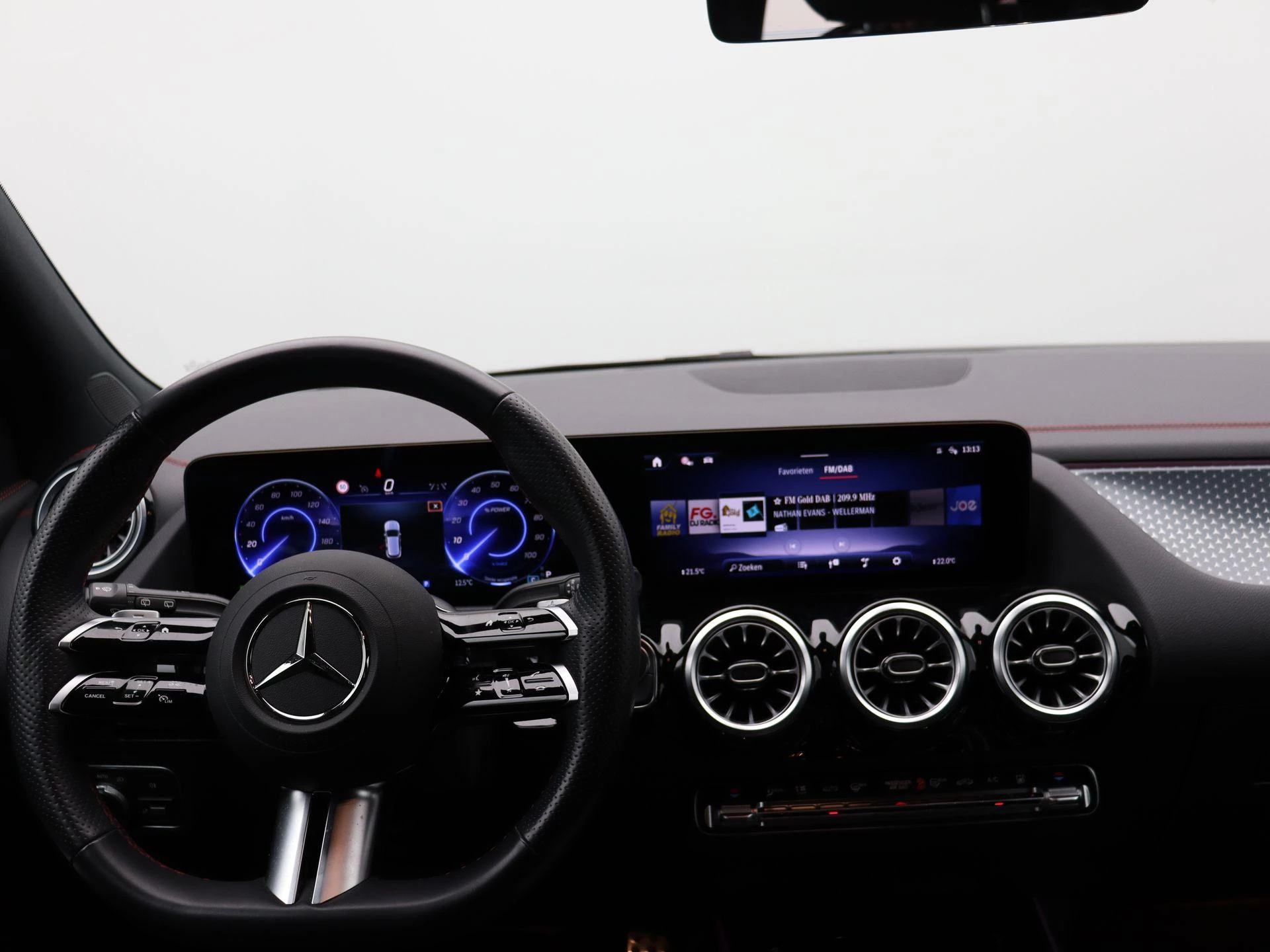 Mercedes-Benz EQA 250+ AMG Line + CARPLAY + PANORAMISCH DAK + NIGHTPAKKET +