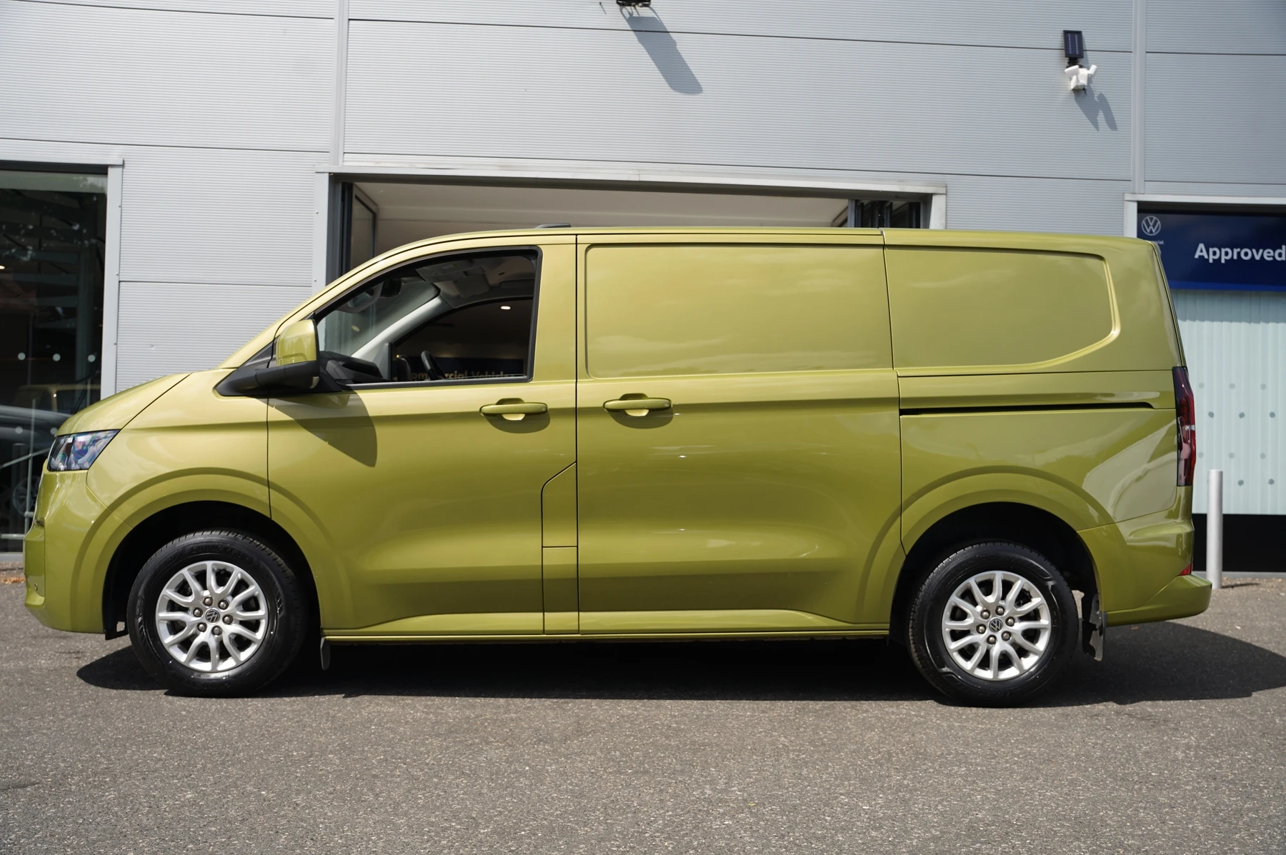 Volkswagen-Transporter-image-13