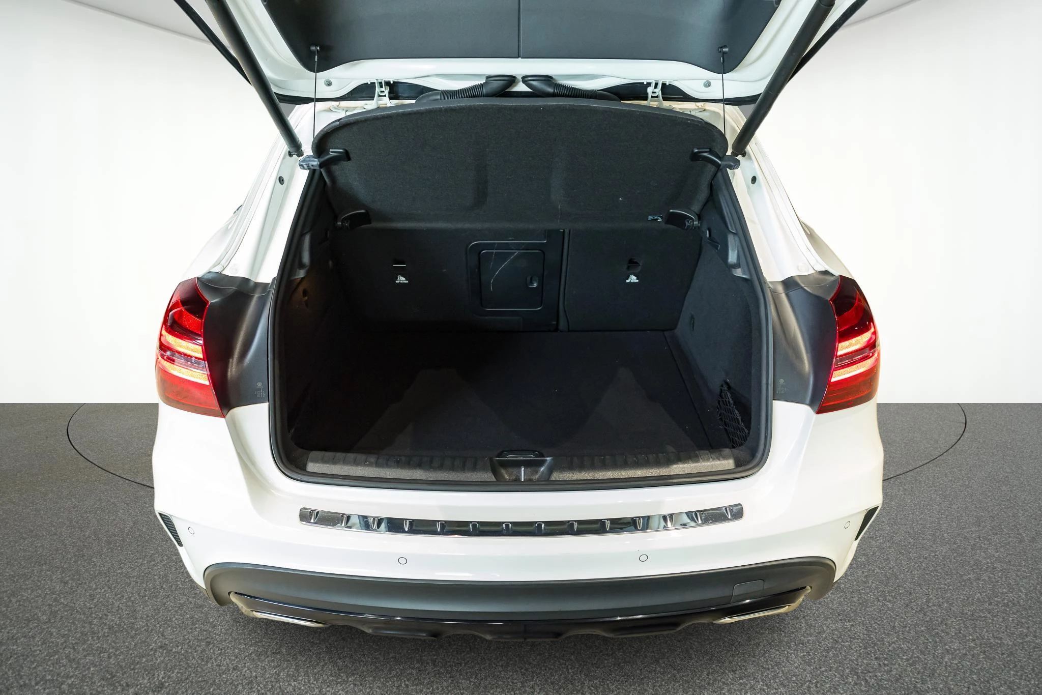 Mercedes-Benz GLA 200 AMG Line + PANORAMISCH DAK + CARPLAY + TREKHAAK +