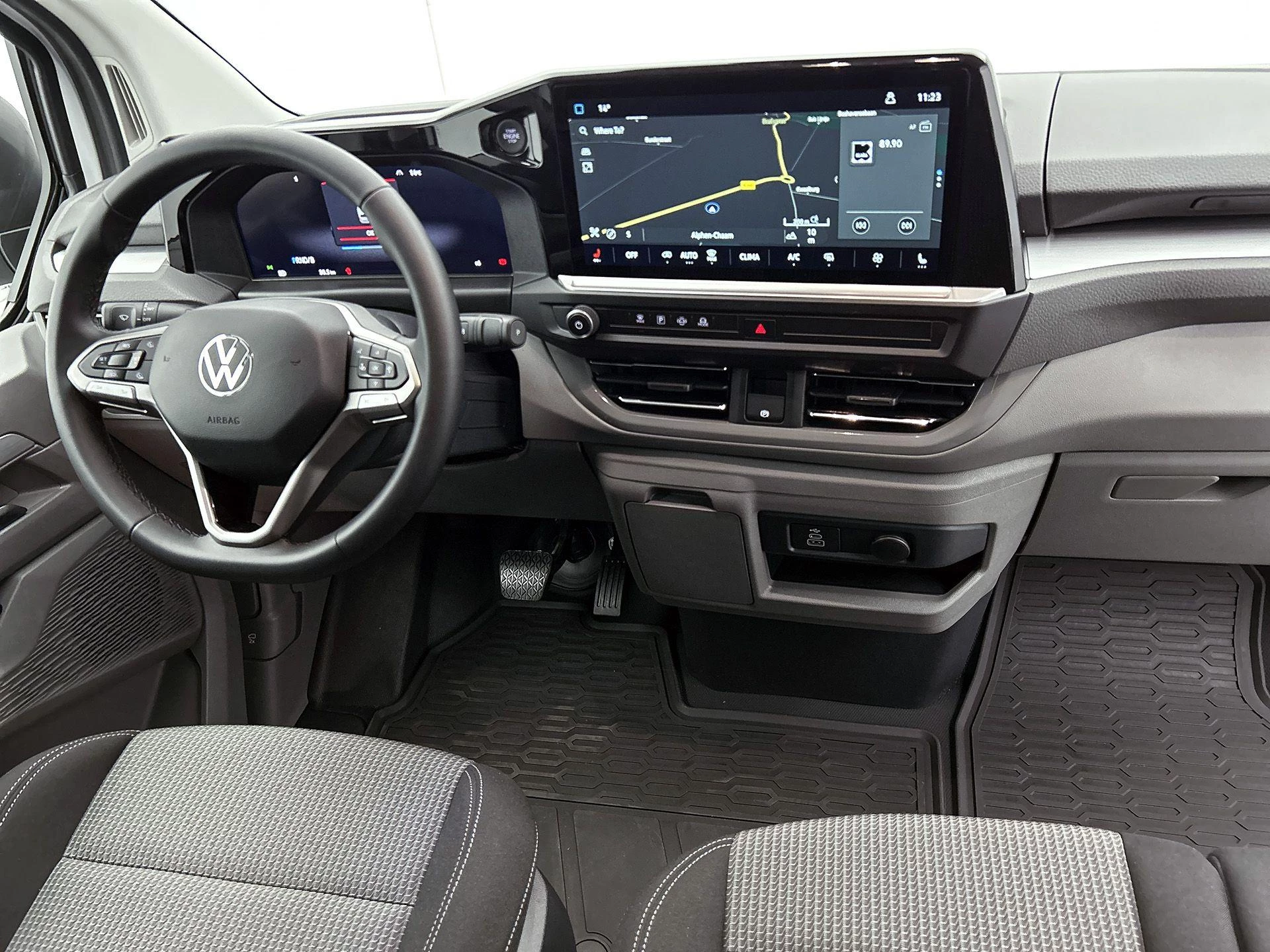 Volkswagen-e-Transporter-image-28