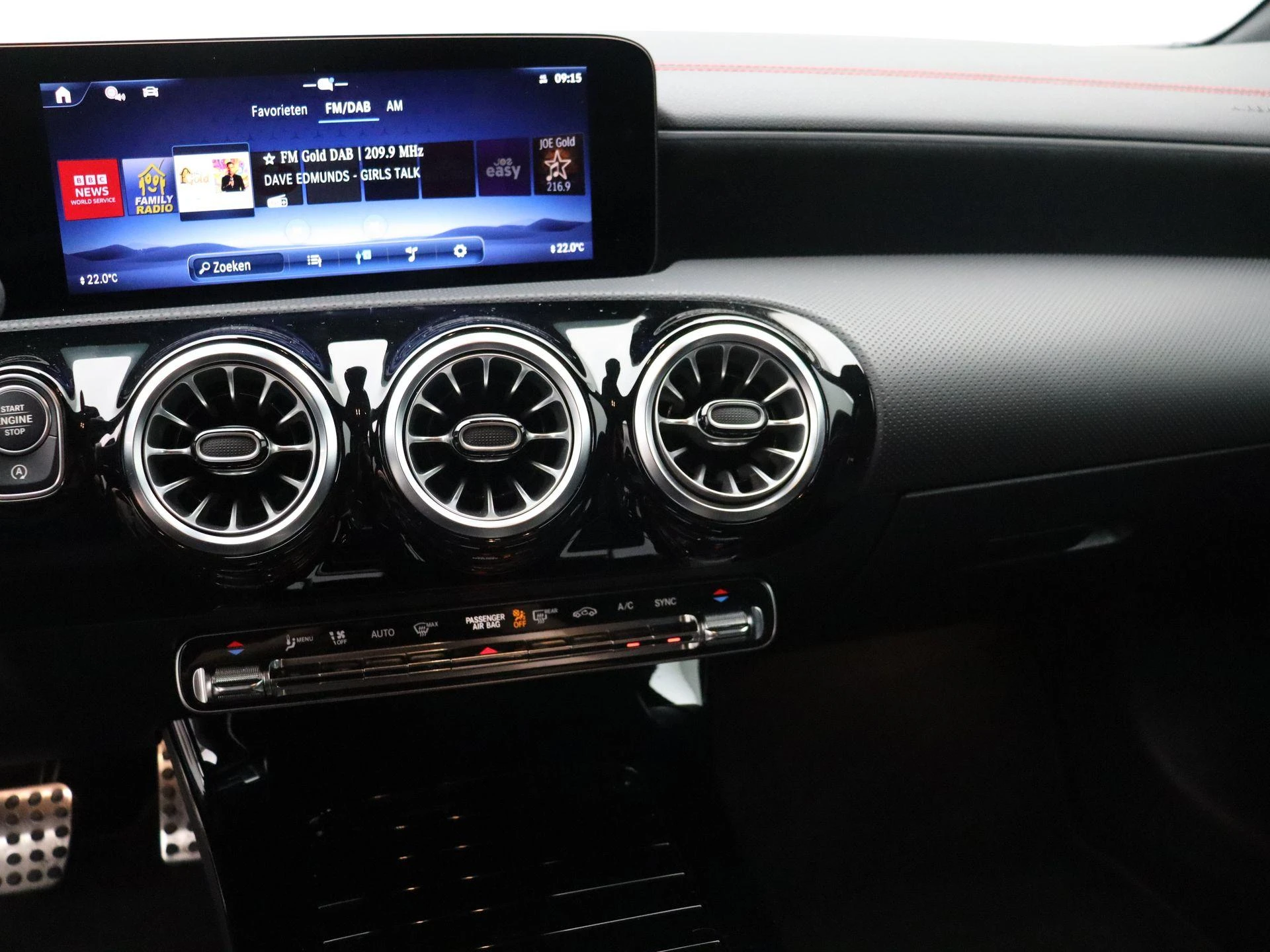 Mercedes-Benz-CLA-image-12