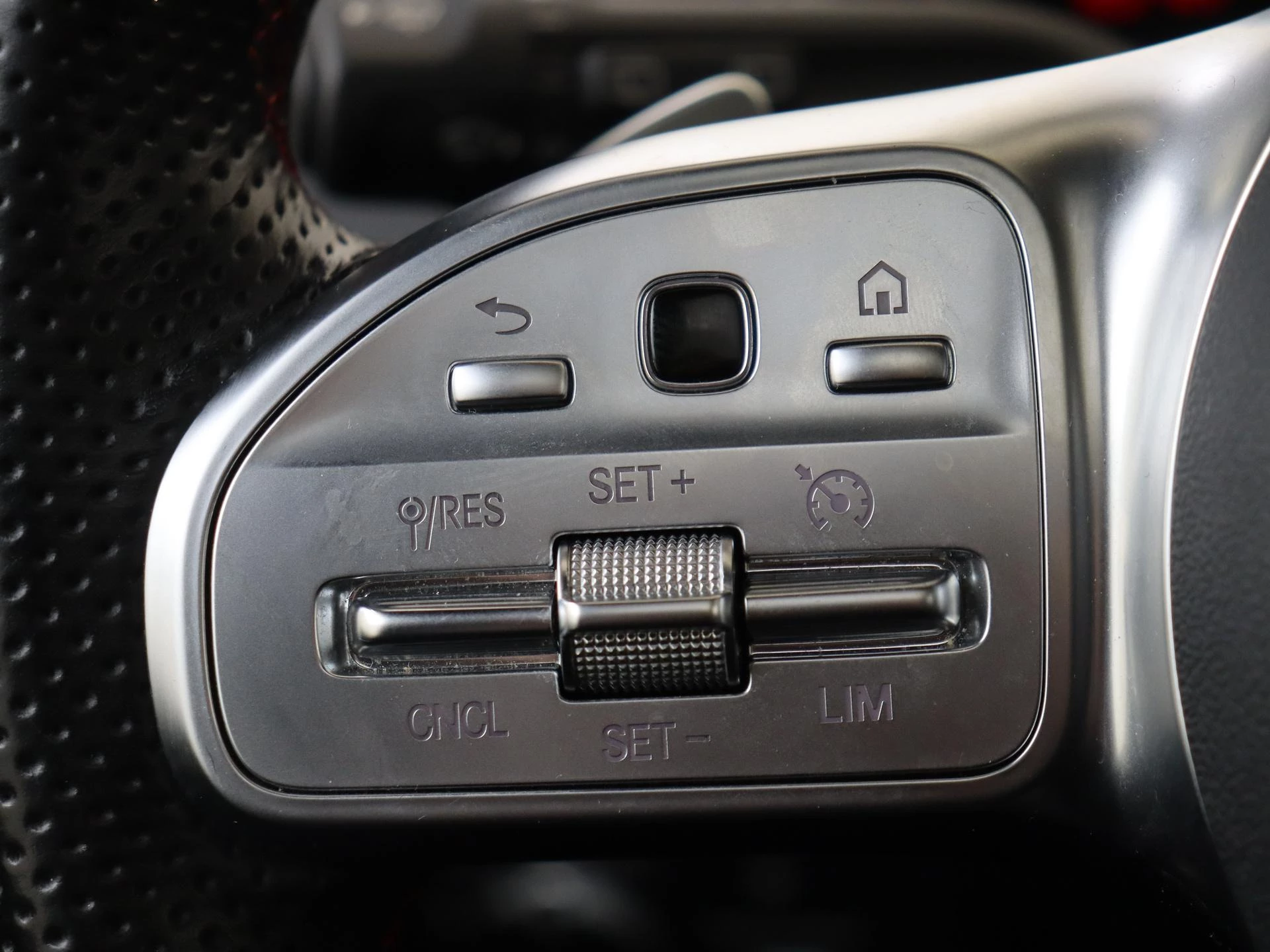 Mercedes-Benz-B-Klasse-image-12