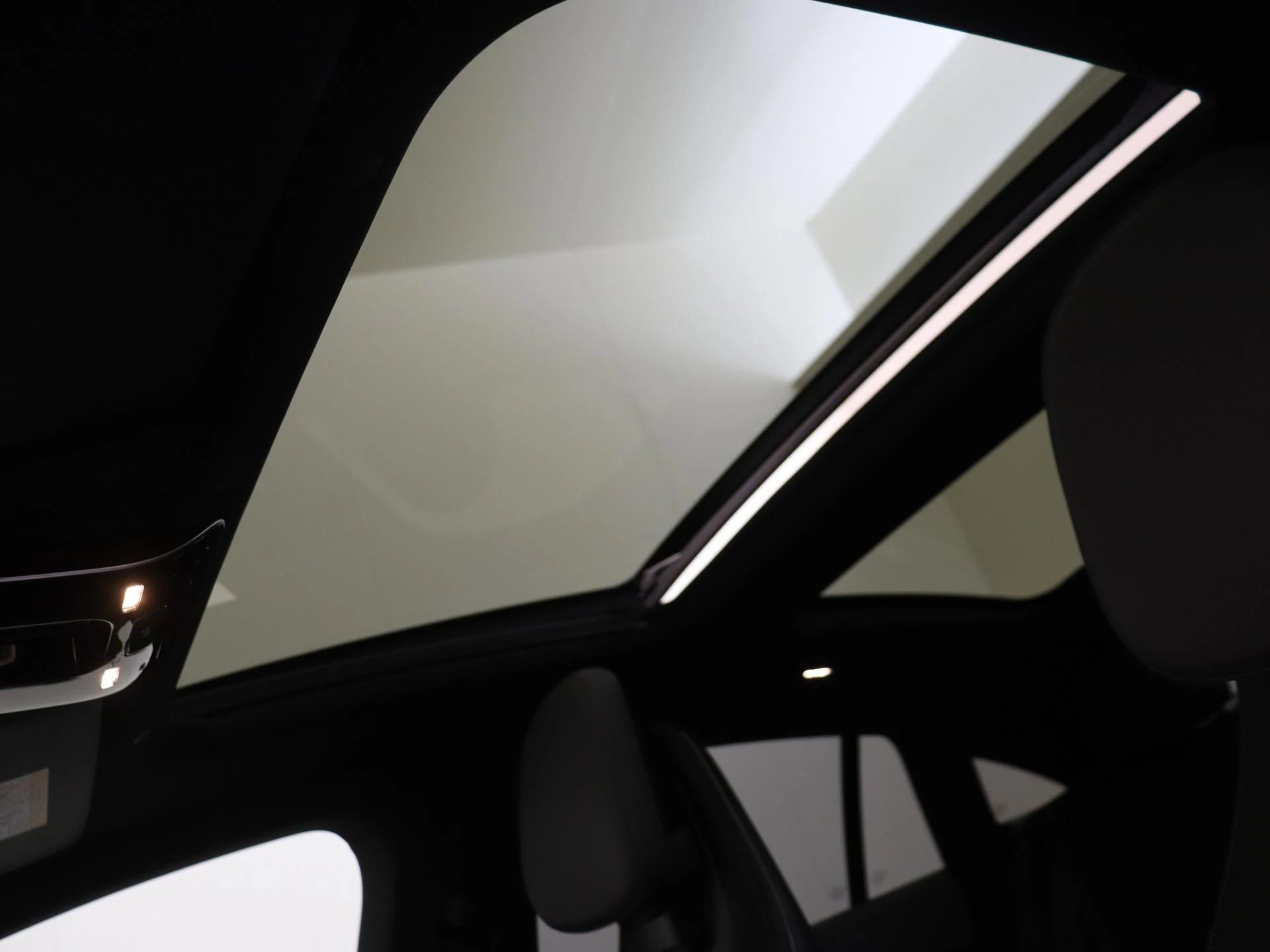Mercedes-Benz-EQE-image-26