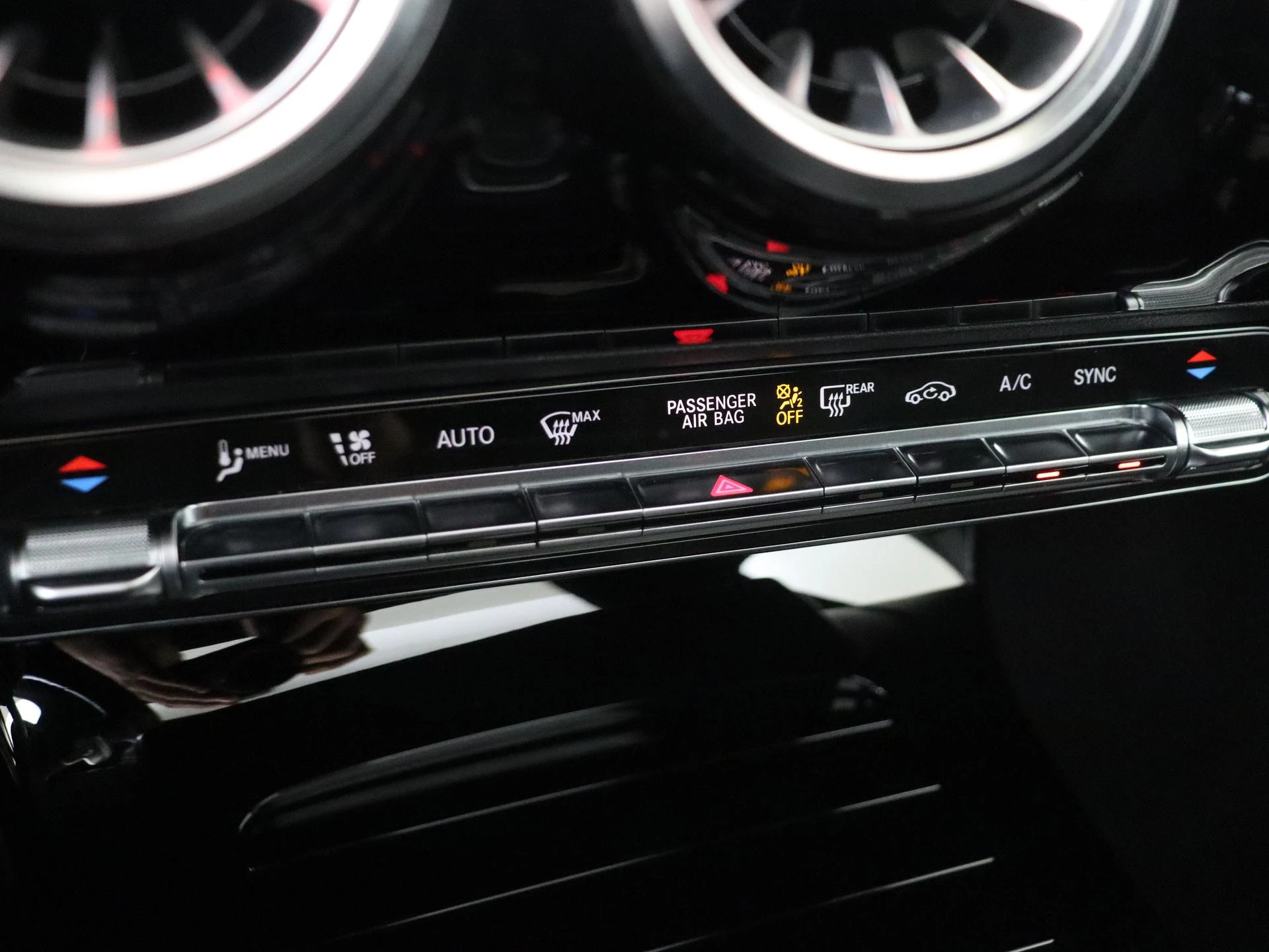 Mercedes-Benz-CLA-image-23