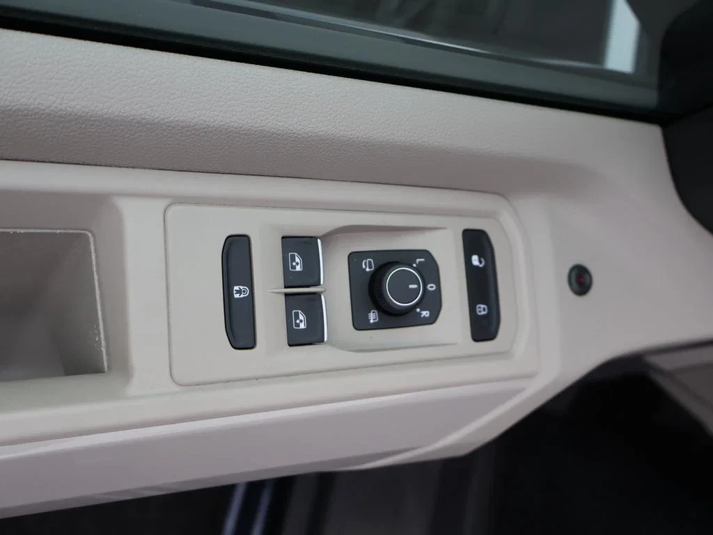 Volkswagen-Multivan-image-20