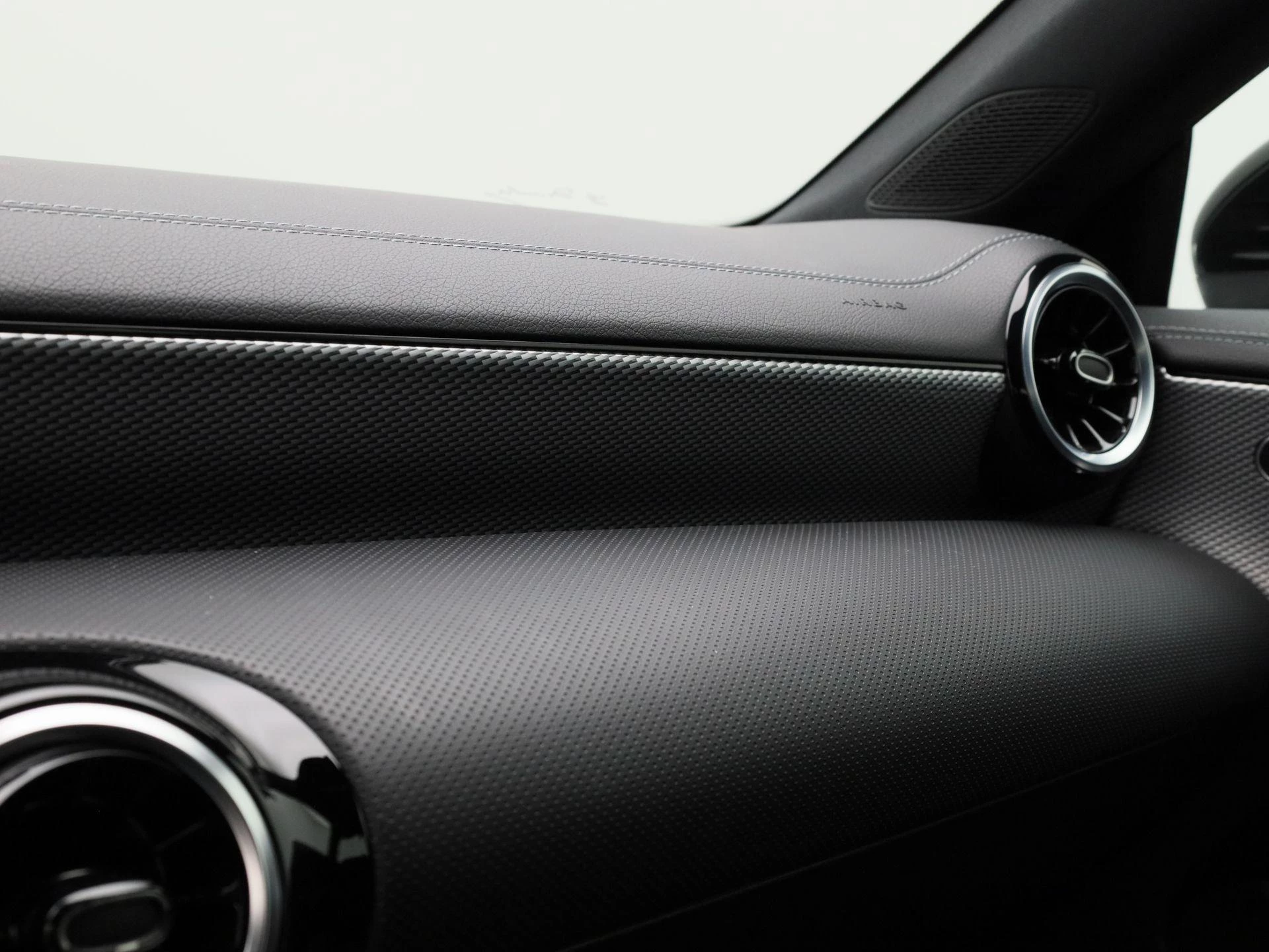 Mercedes-Benz-CLA-image-23