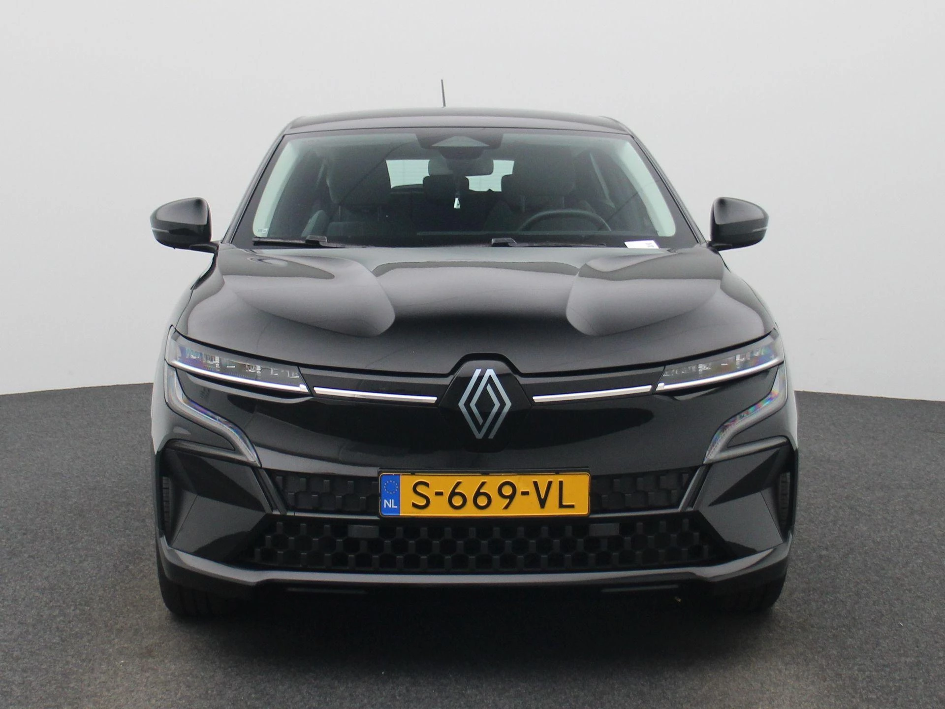 Renault-Megane E-Tech-image-2