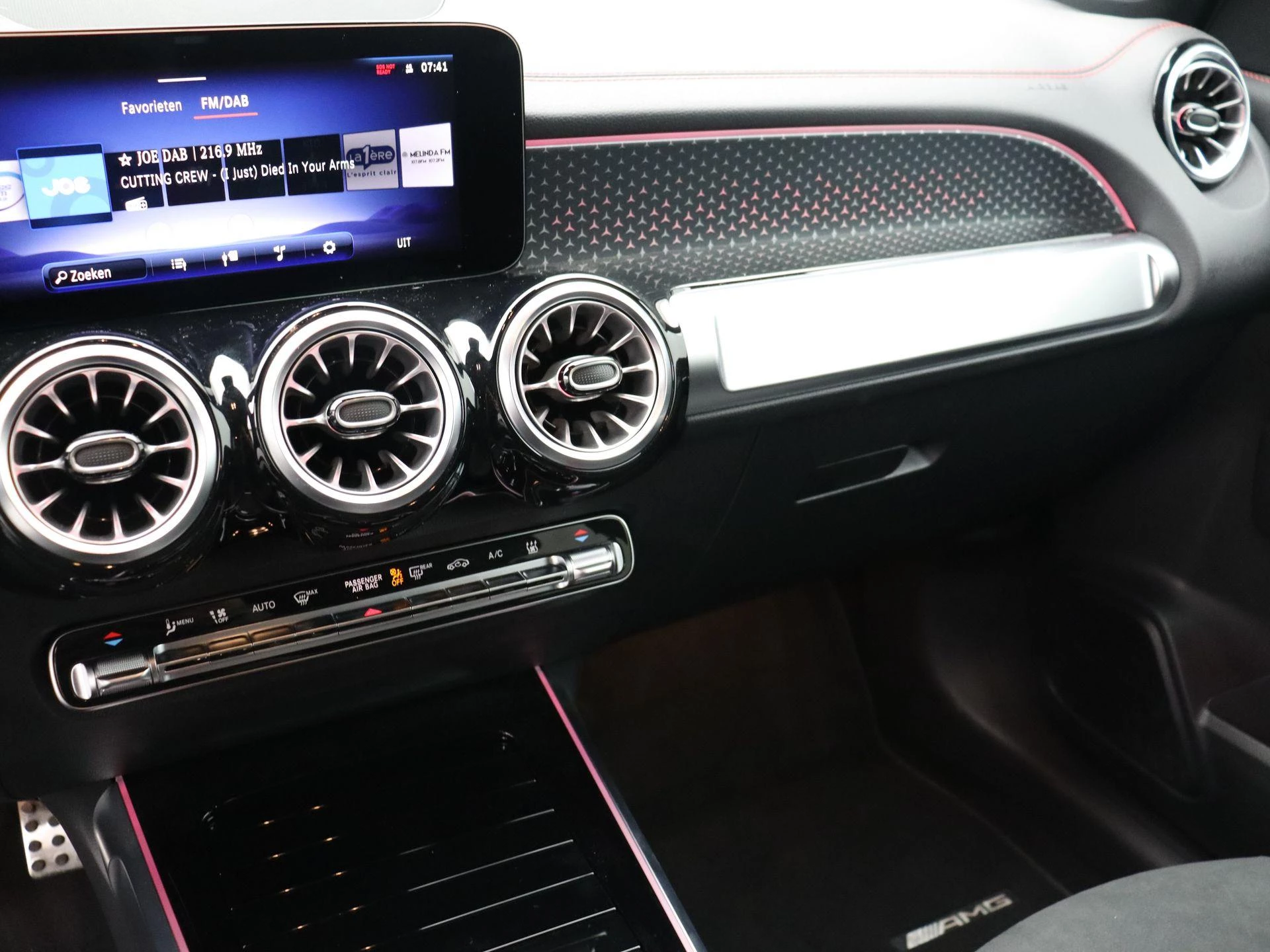 Mercedes-Benz EQB 250+ AMG Line + 7 ZITPLAATSEN + CARPLAY + NIGHTPAKKET +