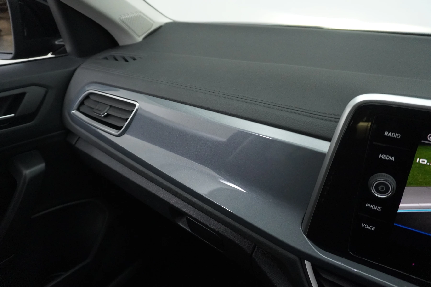 Volkswagen-T-Roc-image-25