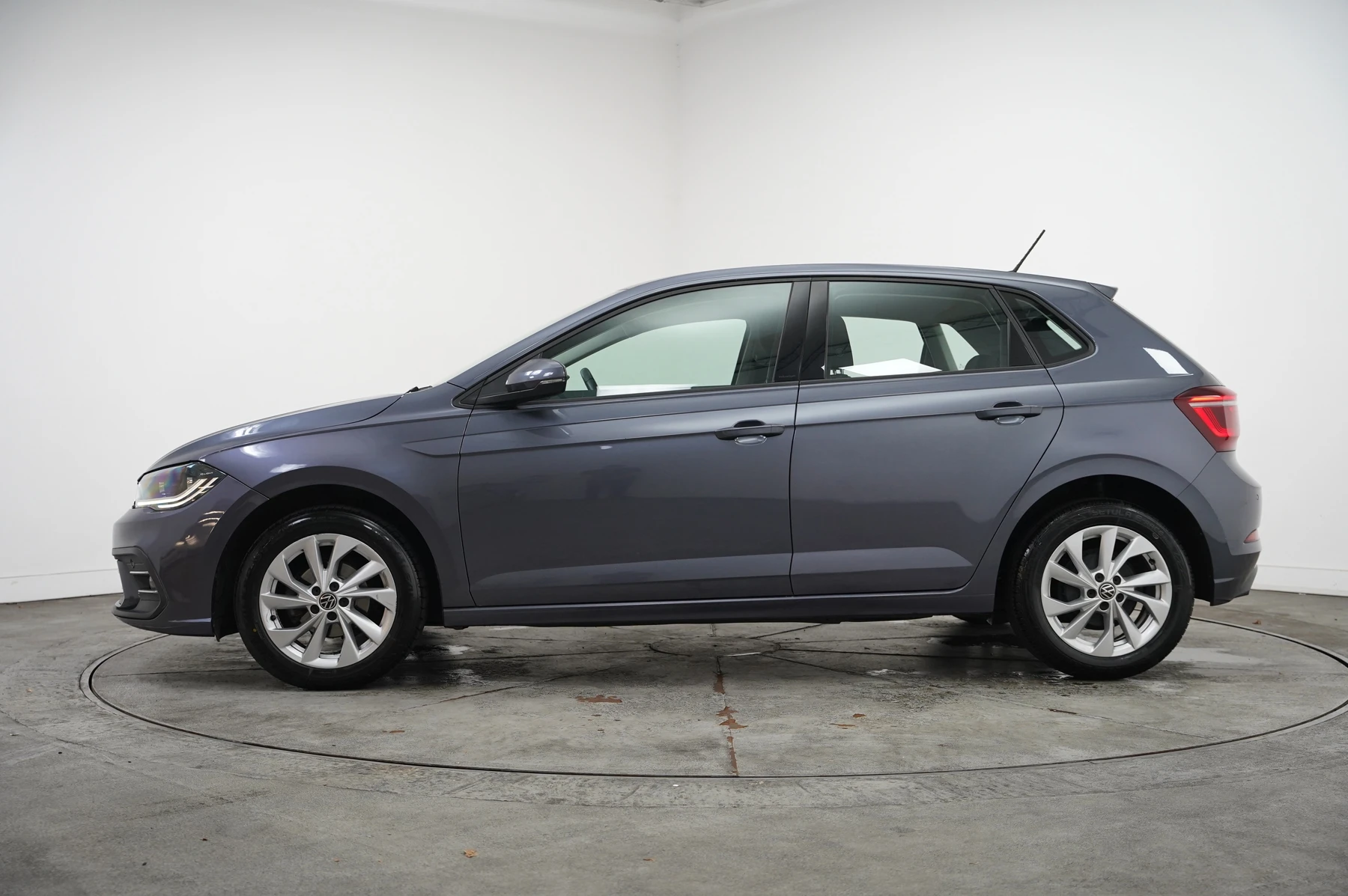 Volkswagen-Polo-image-16