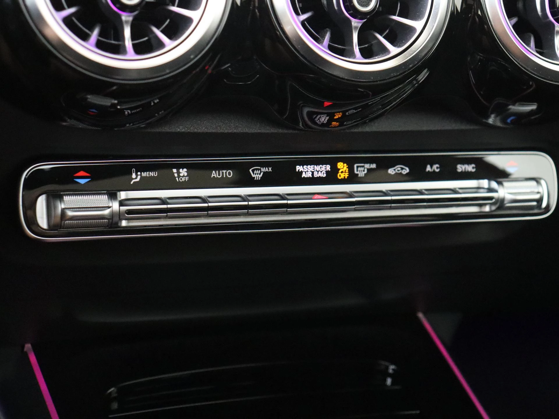 Mercedes-Benz-GLB-image-19