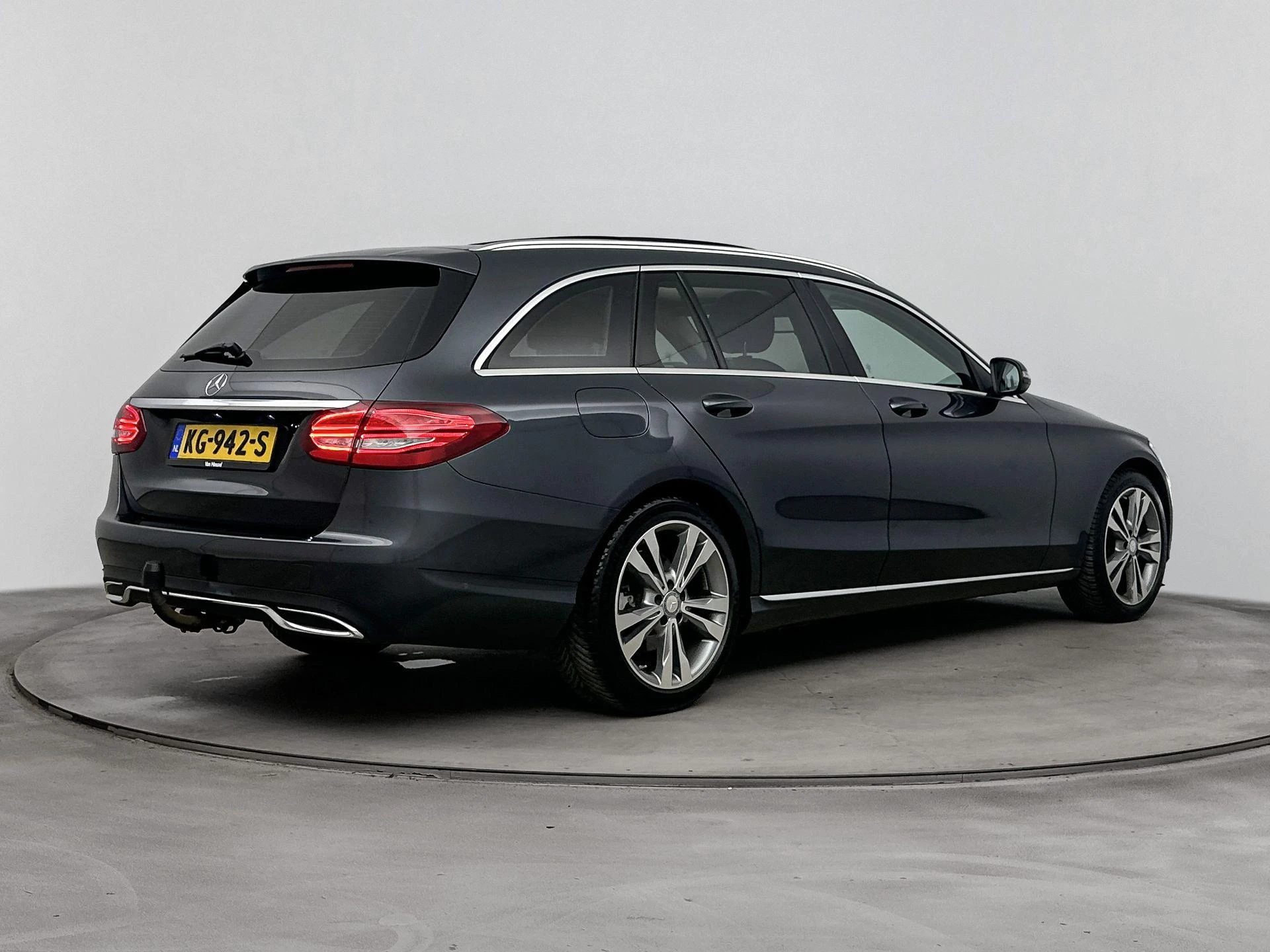 Mercedes-Benz-C-Klasse-image-3