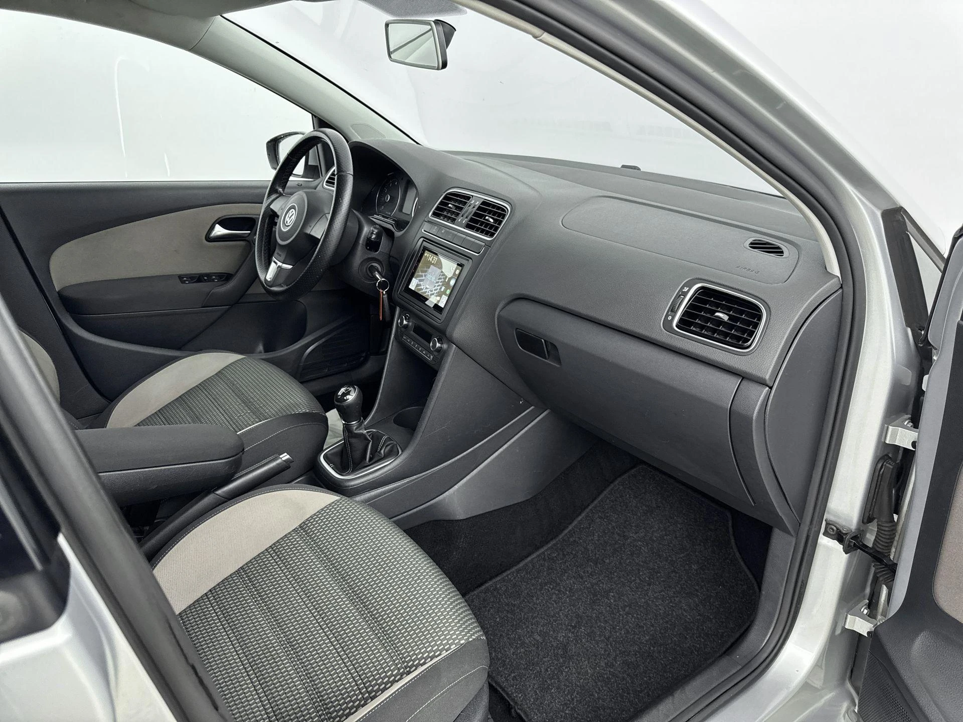 Volkswagen-Polo-image-16