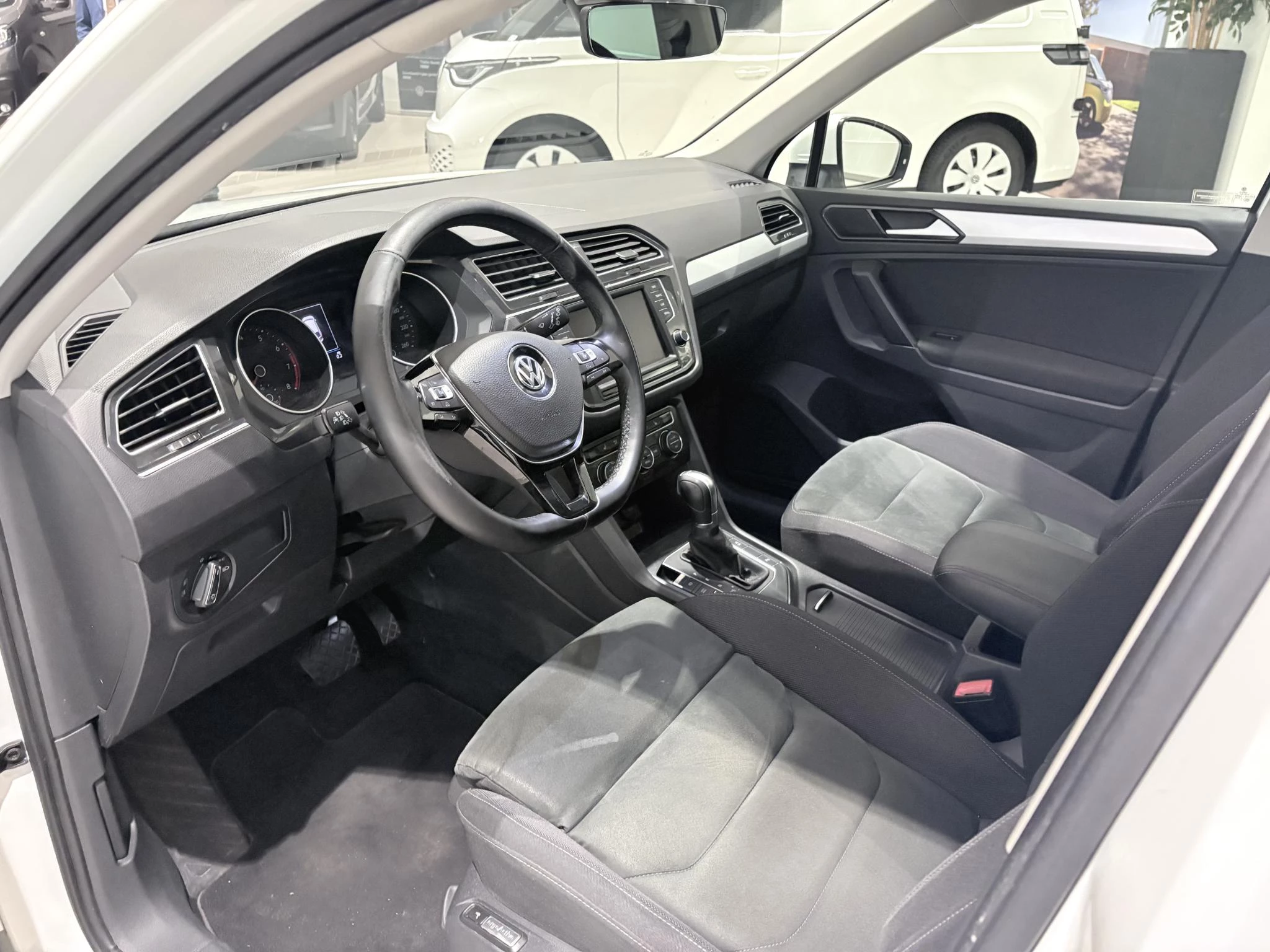 Volkswagen-Tiguan-image-10
