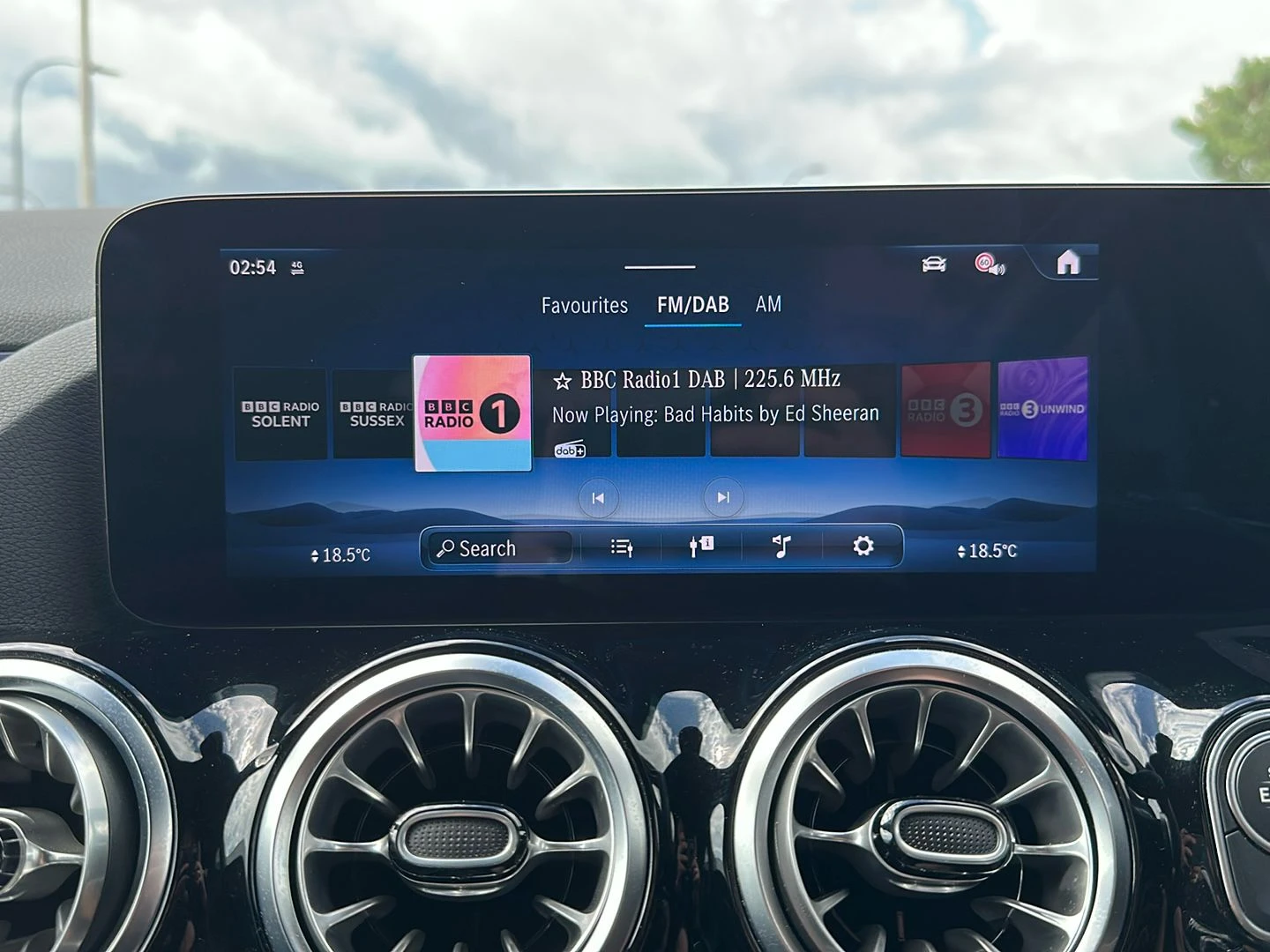 Mercedes-Benz-GLA-image-10
