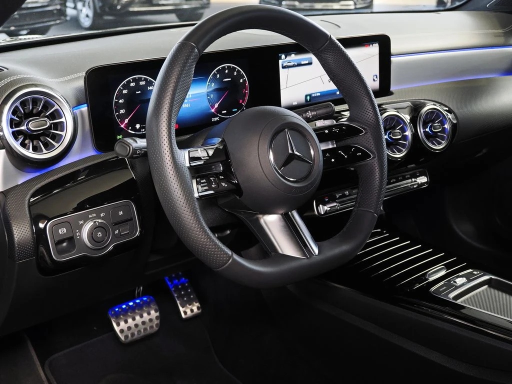 Mercedes-Benz-CLA 200-image-9