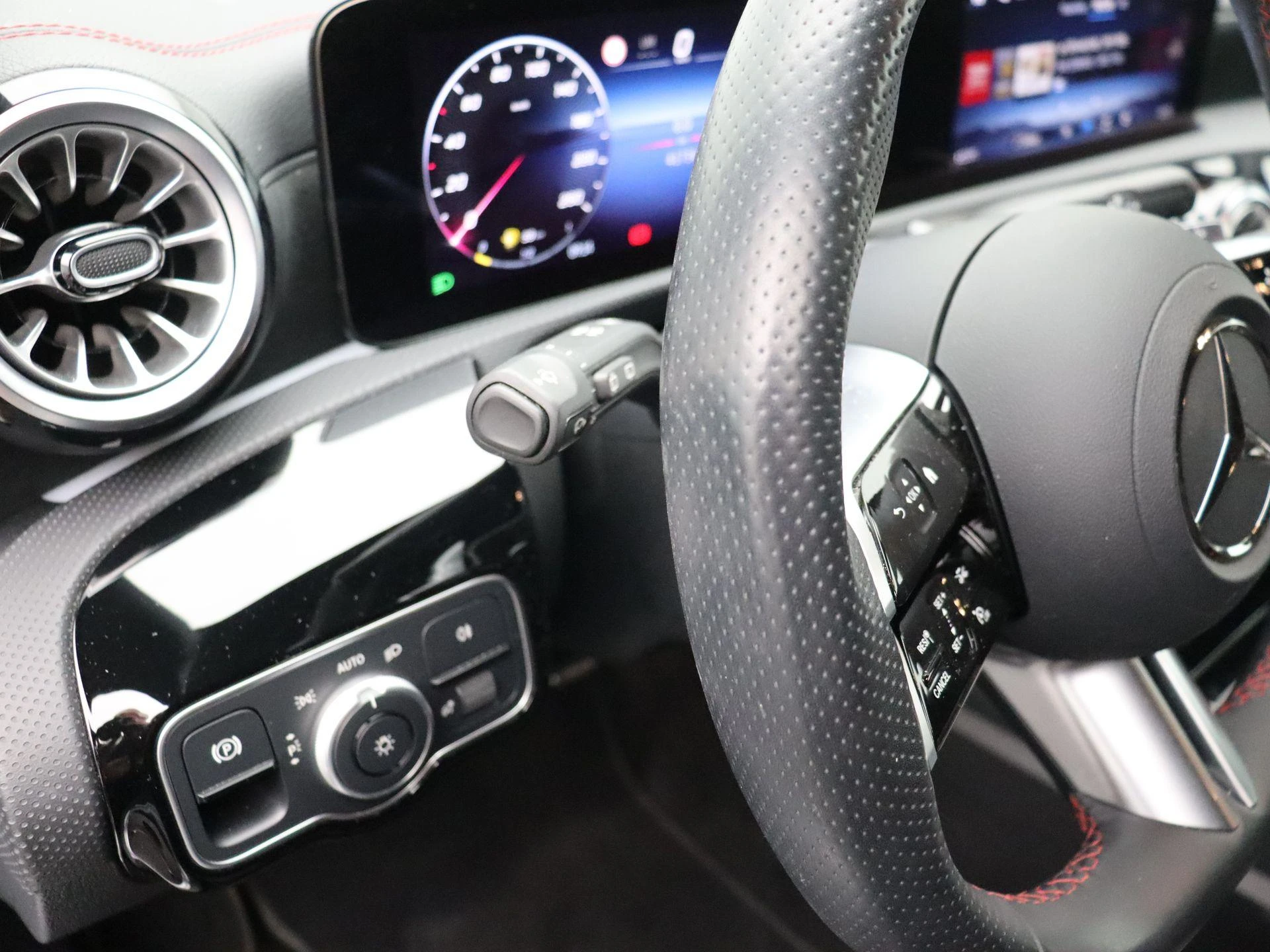 Mercedes-Benz-CLA-image-8