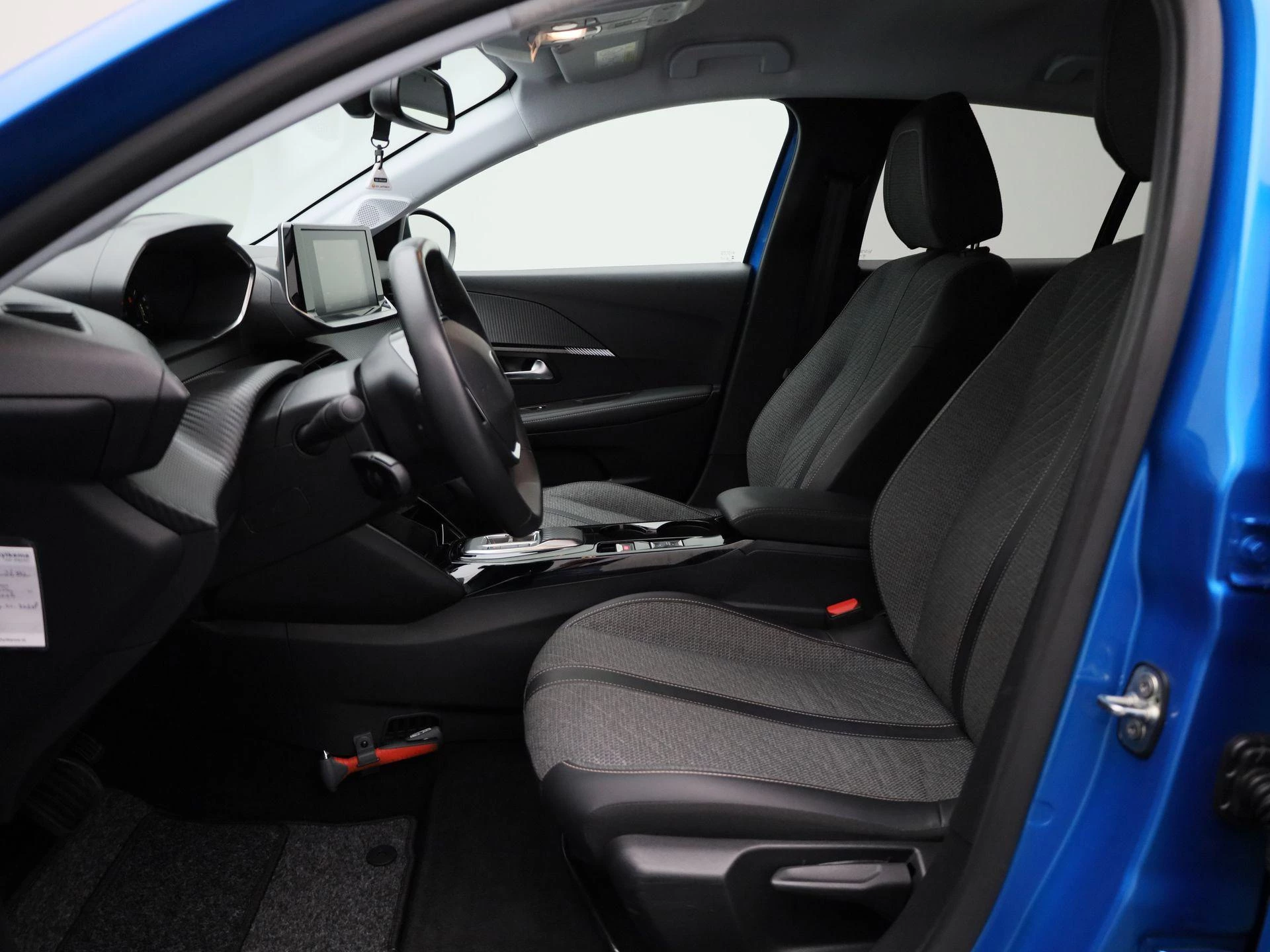 Peugeot-e-208-image-9