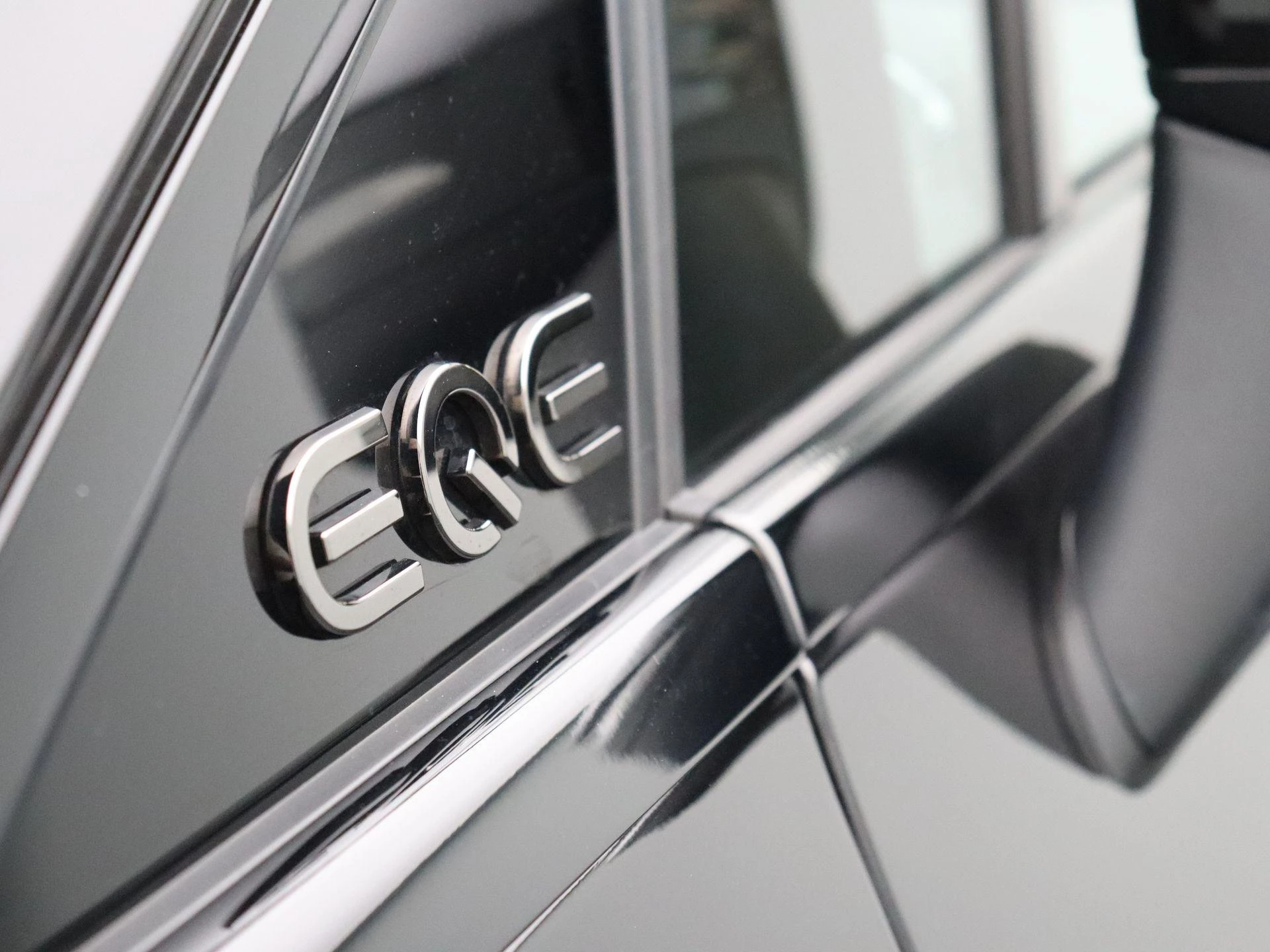 Mercedes-Benz-EQE-image-12