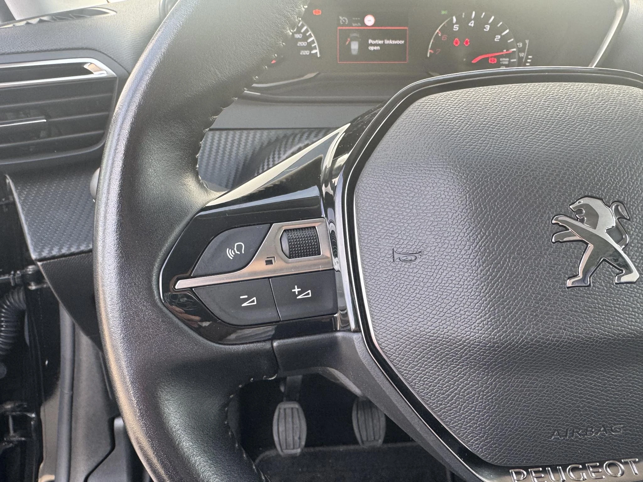 Peugeot-208-image-12