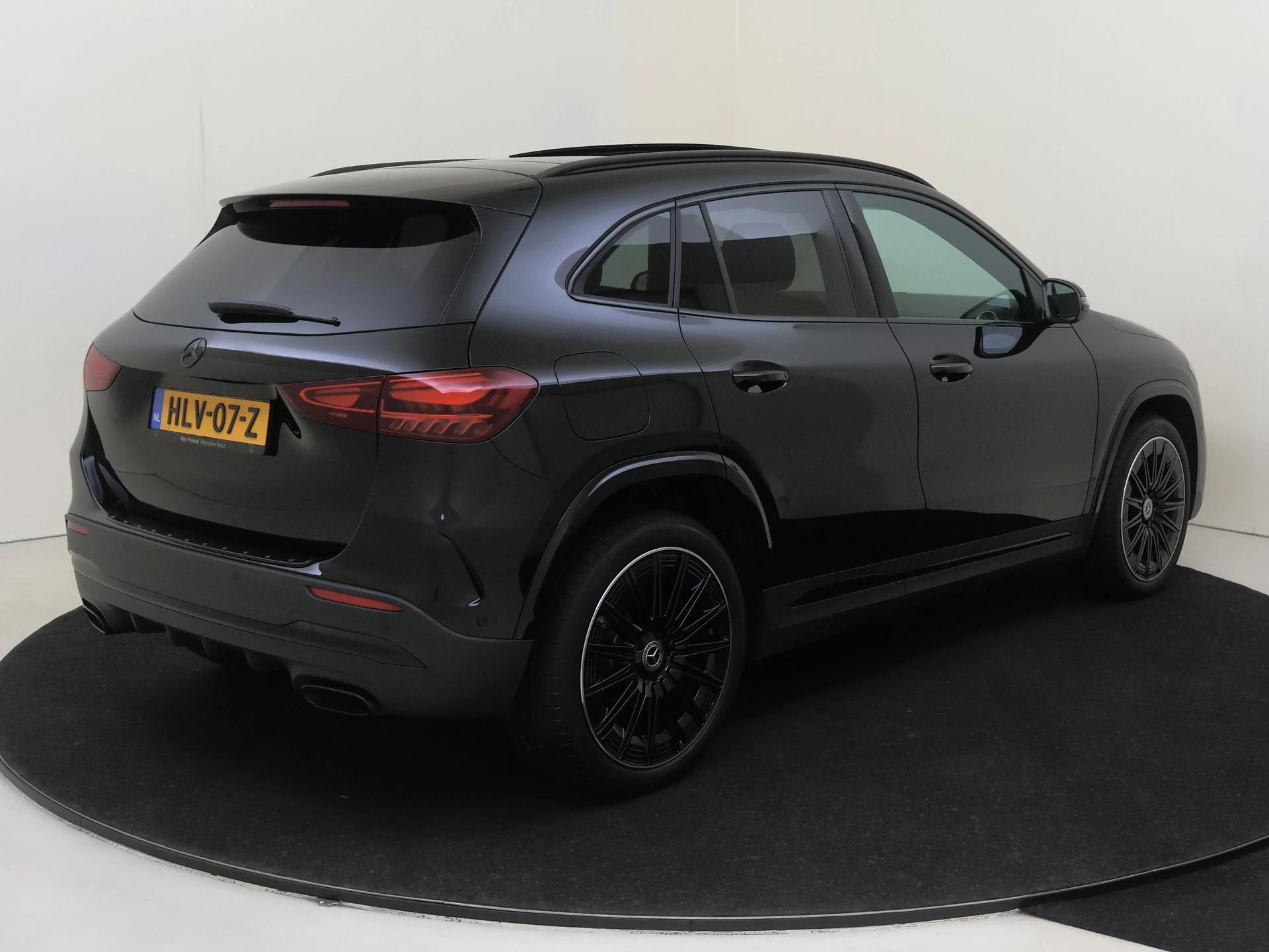 Mercedes-Benz-GLA-image-1