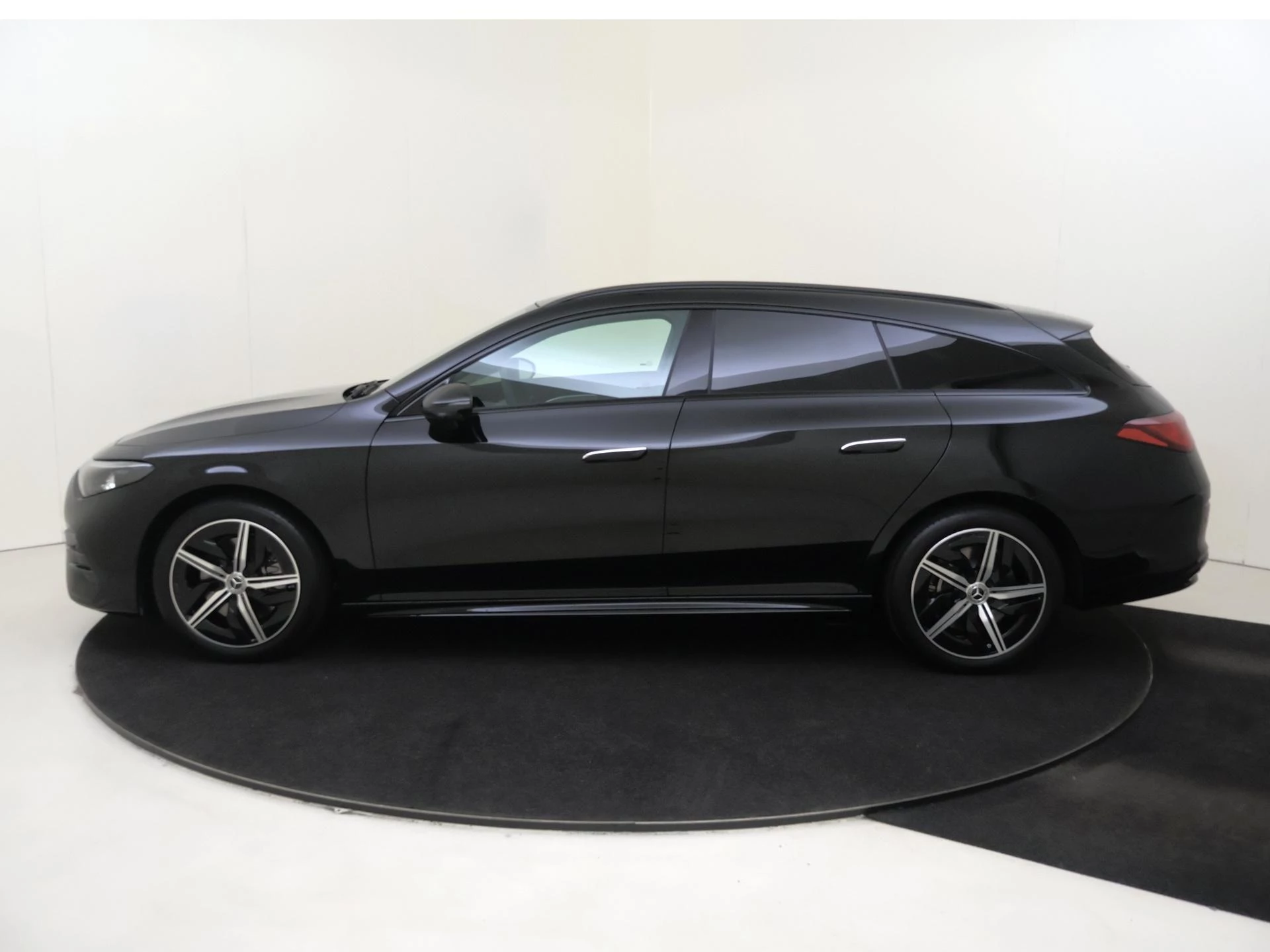 Mercedes-Benz-CLA-image-7